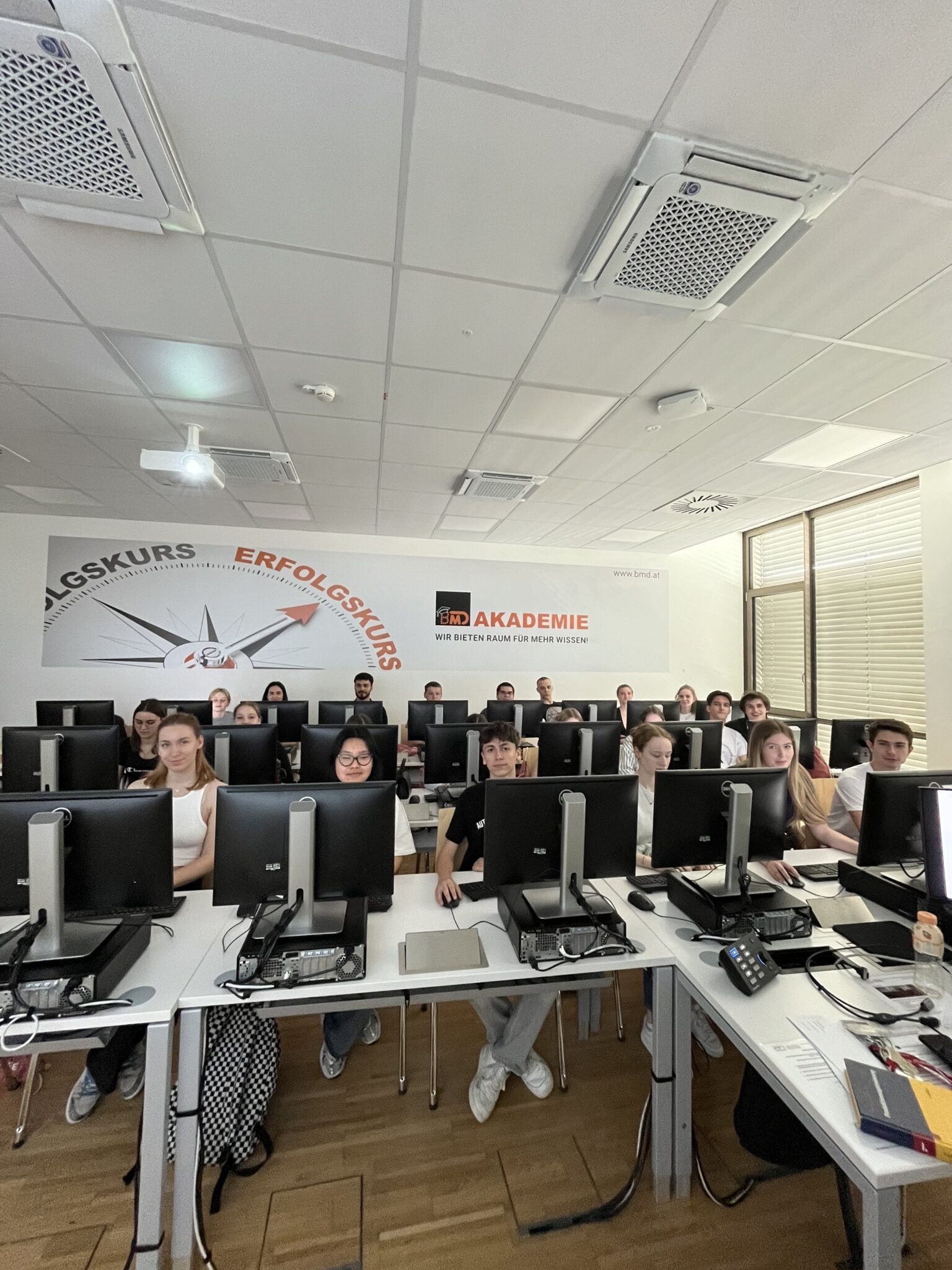 Schülerinnen und Schüler im EDV-Raum während ihres Besuchs am Campus Steyr.