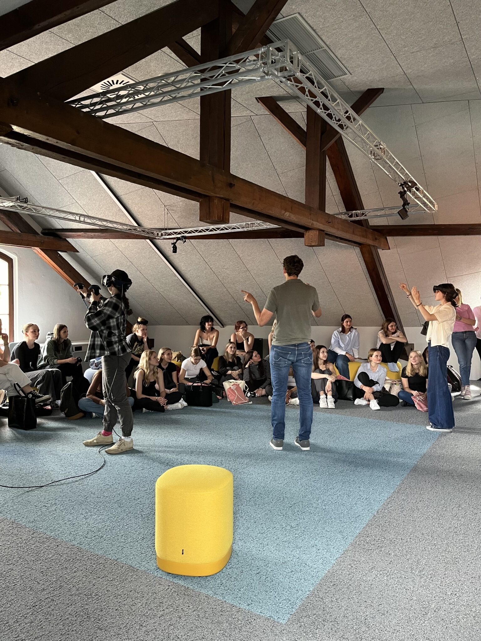 Drei Personen erleben die Virtual-Reality-Technologie mit einer VR-Brille im DigiSpace am Campus Steyr
