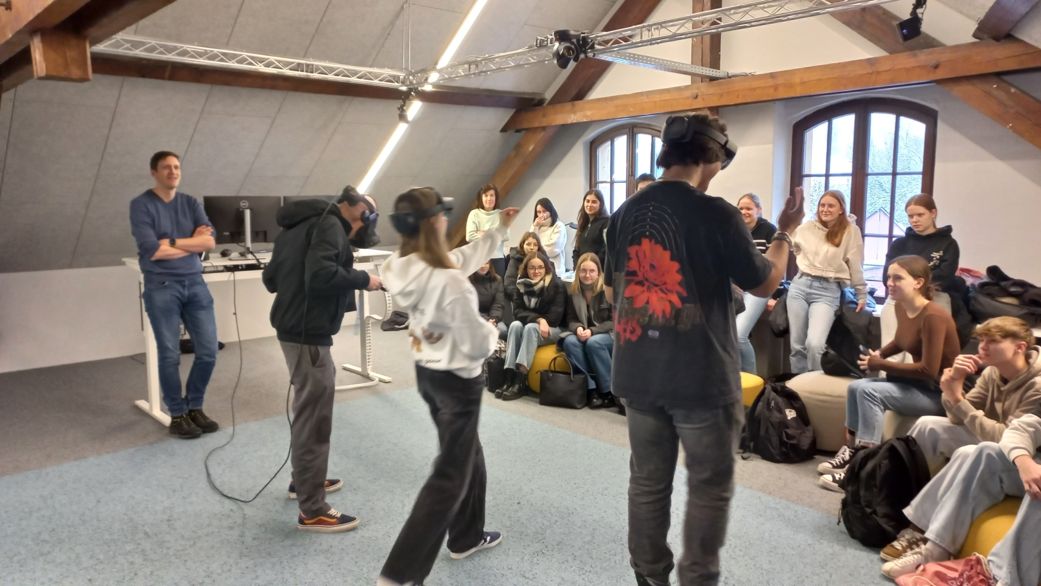 Drei Personen erleben die Virtual-Reality-Technologie mit einer VR-Brille im DigiSpace am Campus Steyr