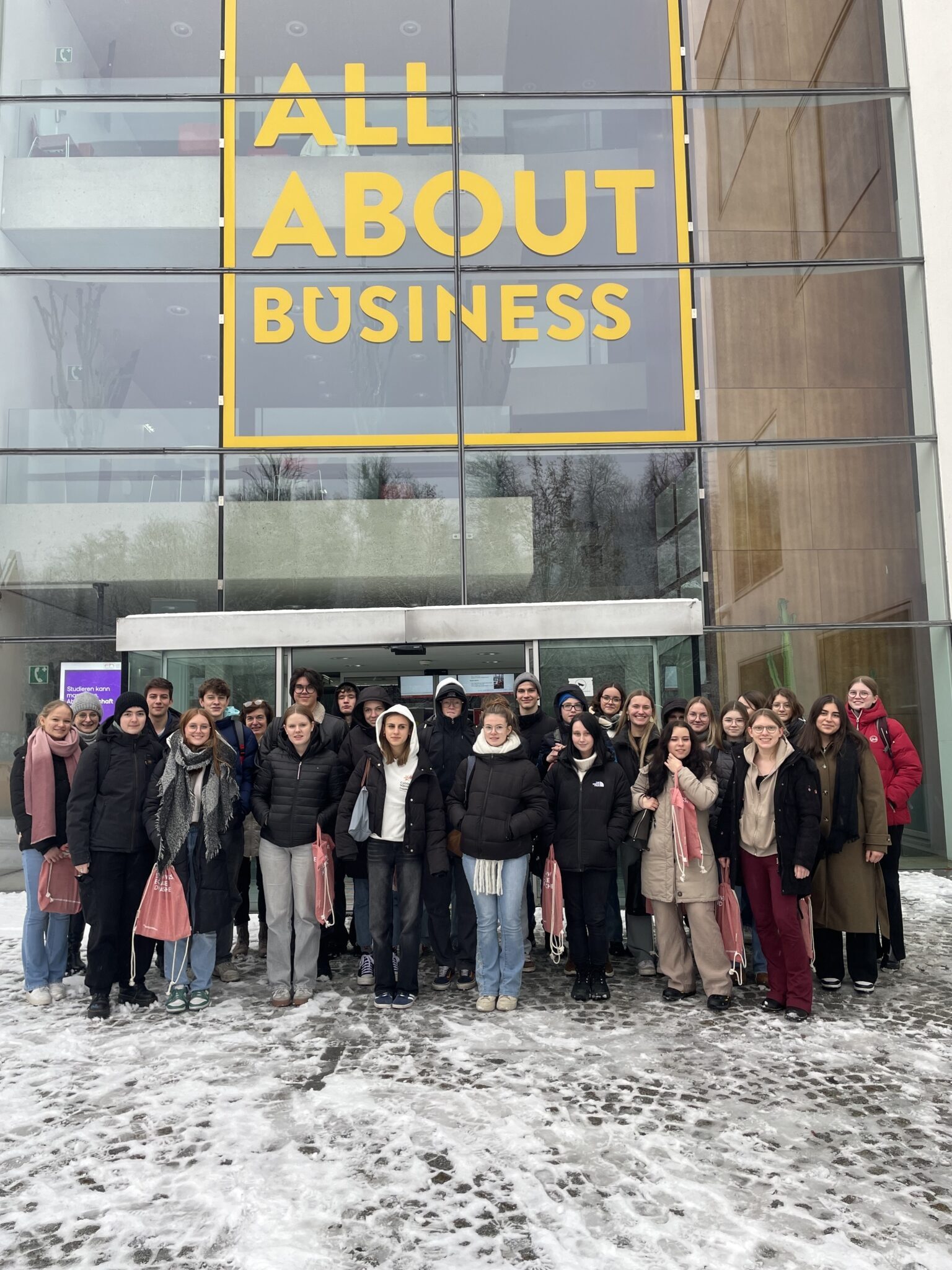 Schulgruppe vor dem FH2 Gebäude bei ihrem Besuch am Campus in Steyr