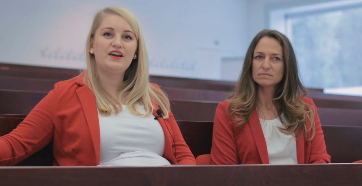 Daniela Hüttner und Elke Schlemmer im Hörsaal blicken in Richtung Kamera