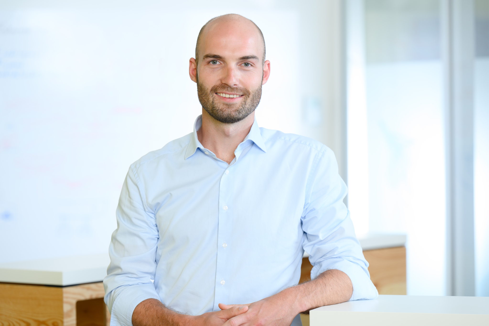 Der Absolvent Markus Zwicklbauer lächelt in die Kamera