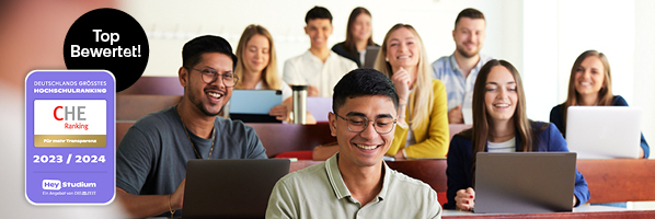 Junge Studierende sitzen mit Laptops in einem Hörsaal am Campus Steyr der Fachhochschule Oberösterreich.