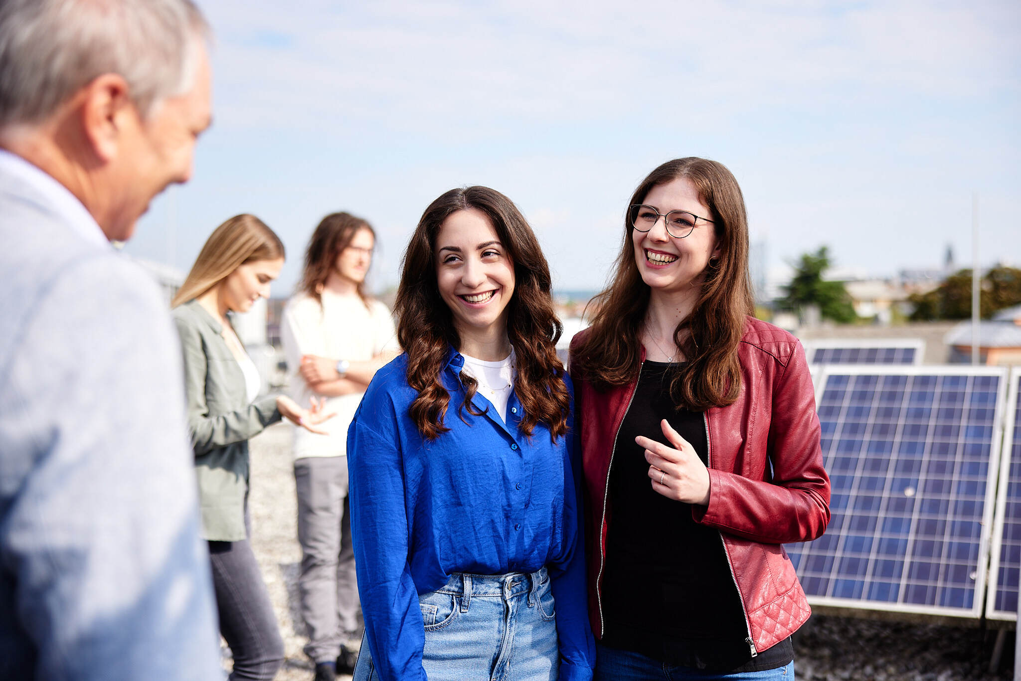 zwei Studentinnen bei einem Gespräch mit einem Professor auf dem Dach der FH Wels