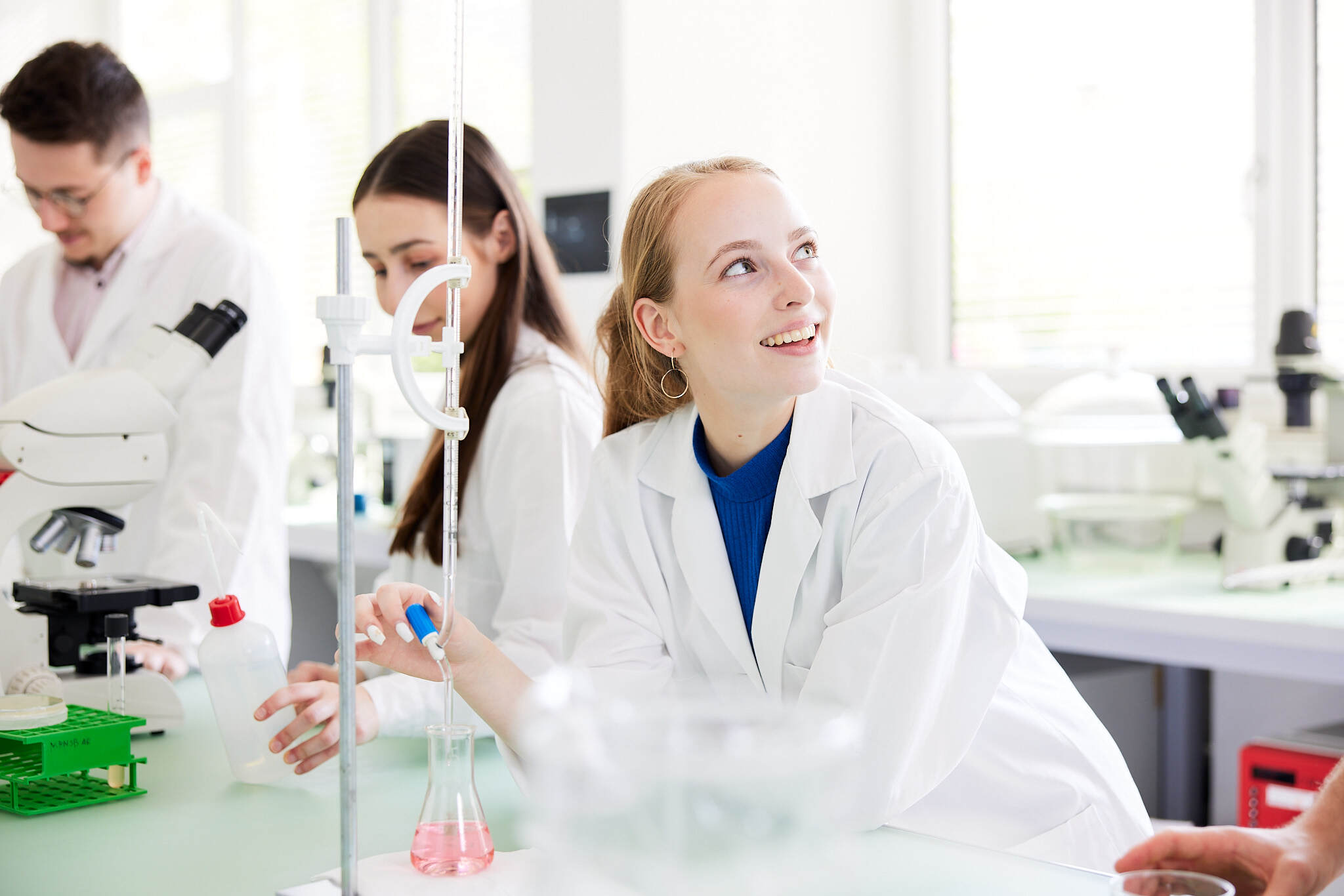 eine junge Studentin wird bei der Arbeit in einem Labor gezeigt