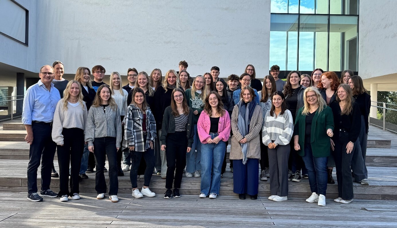 Gruppenfoto der neuen KWM-Bachelorstudierenden im Freien am Campus Hagenberg