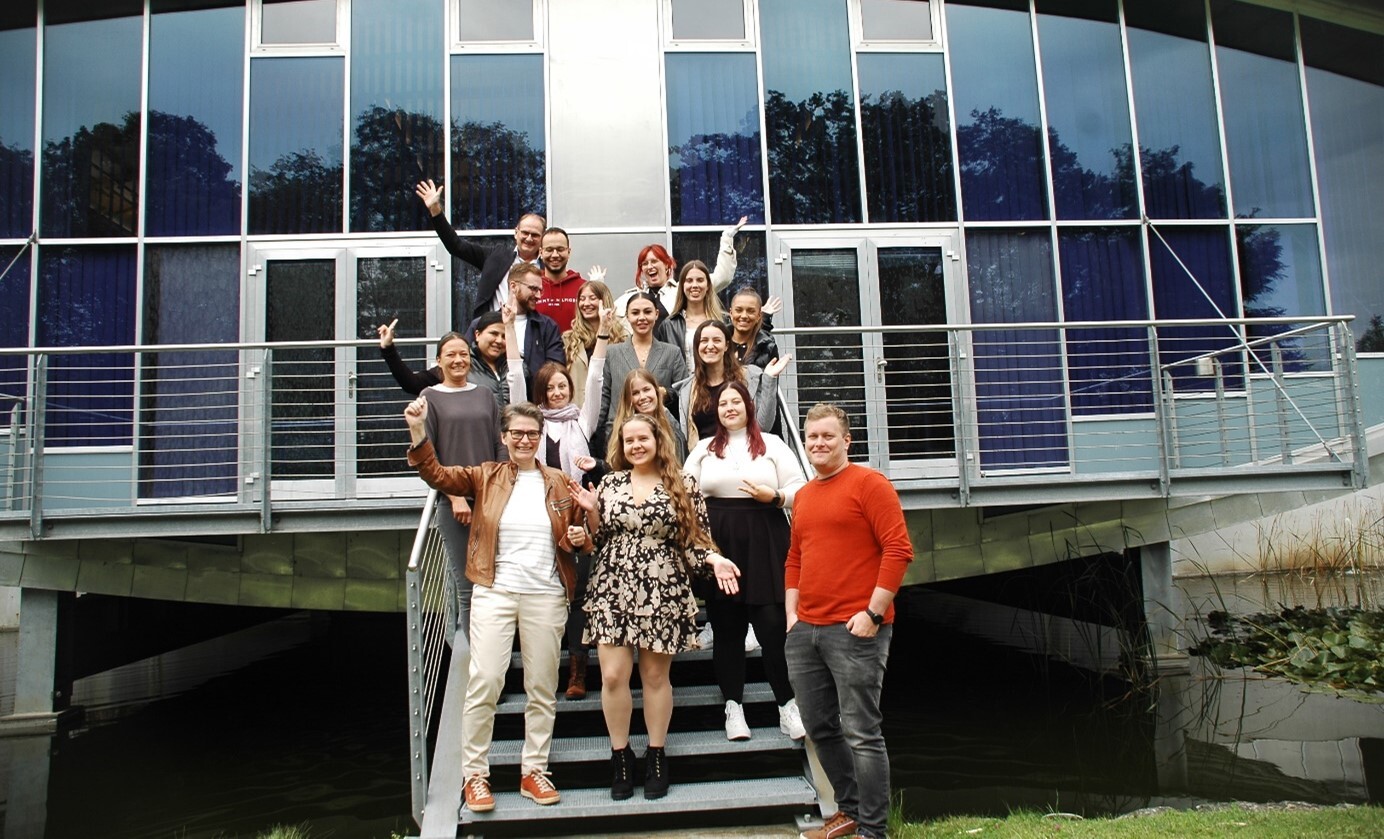 Gruppenfoto der neuen KWM-Masterstudierenden im Freien am Campus Hagenberg