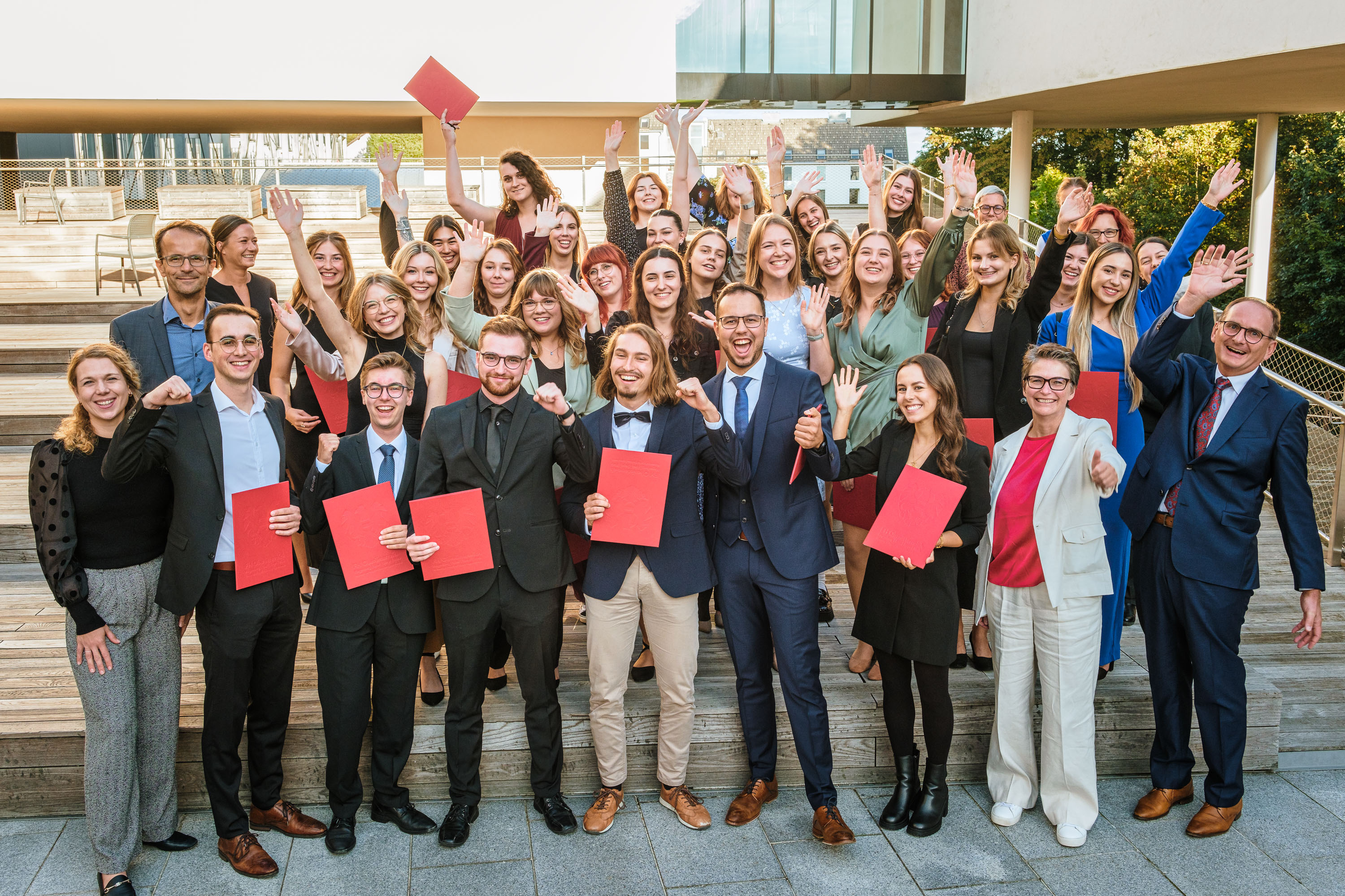 Gruppenfoto der diesjährigen KWM-Bachelorabsolvent*innen im Freien am Campus Hagenberg