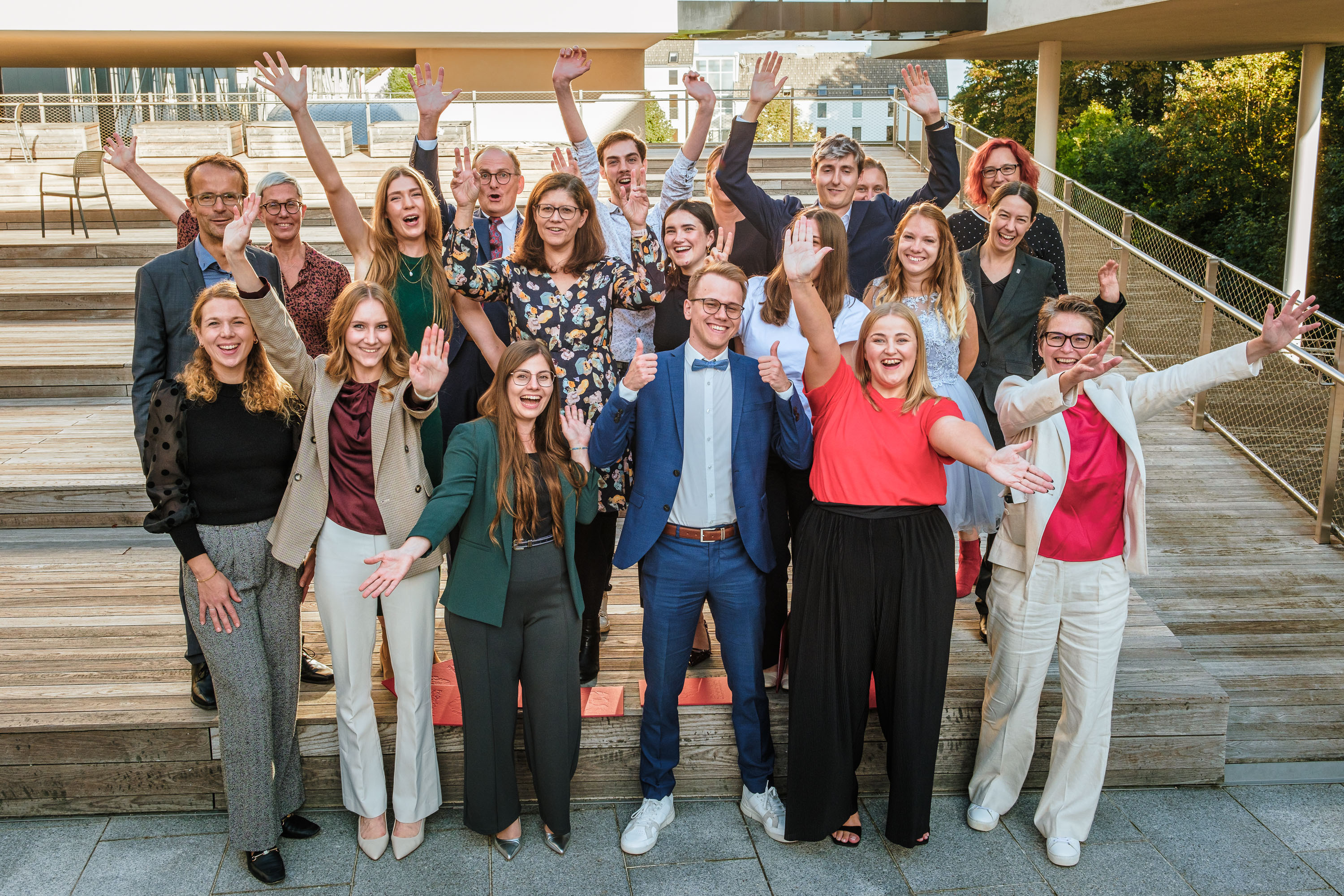 Gruppenfoto der diesjährigen KWM-Masterabsolvent*innen im Freien am Campus Hagenberg