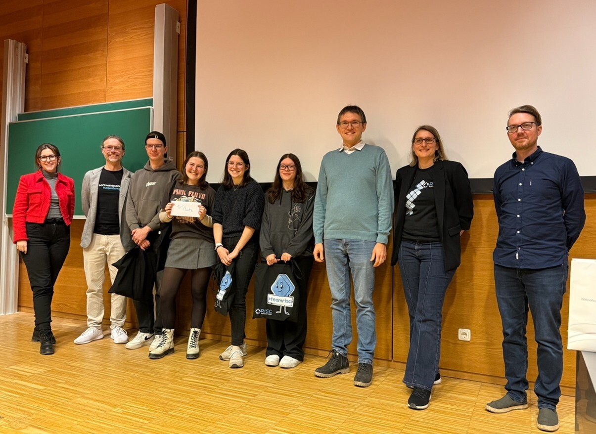 Gruppenbild Studierende und Jurymitglieder im Hörsaal