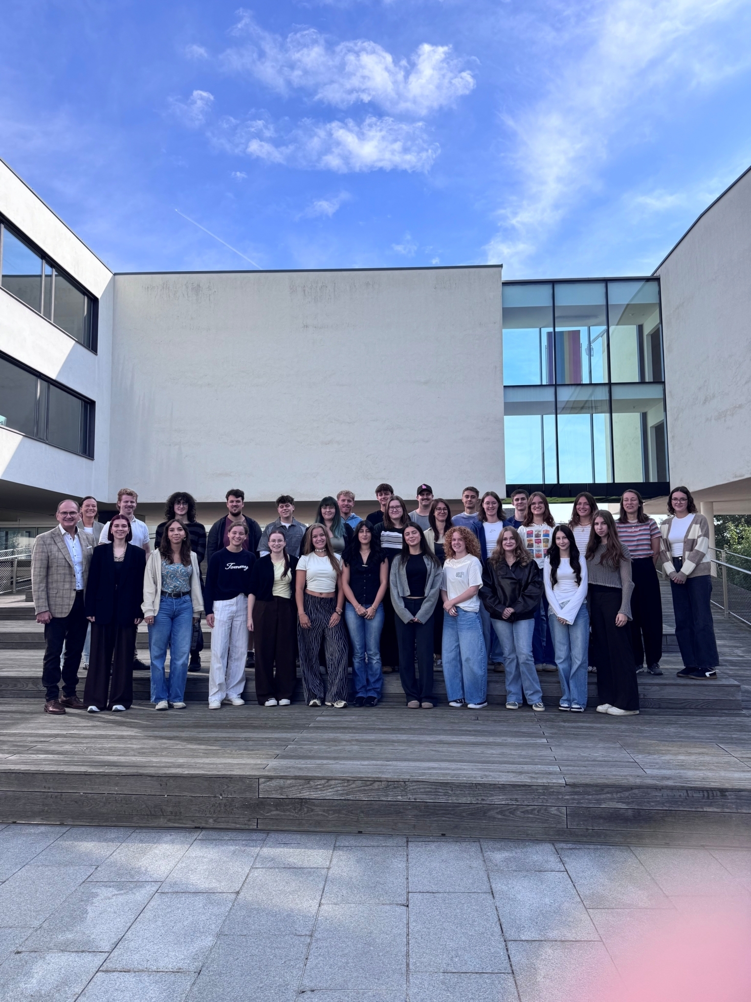 Gruppenbild des neuen KWM-Bachelorjahrgangs mit 28 neuen Studierenden