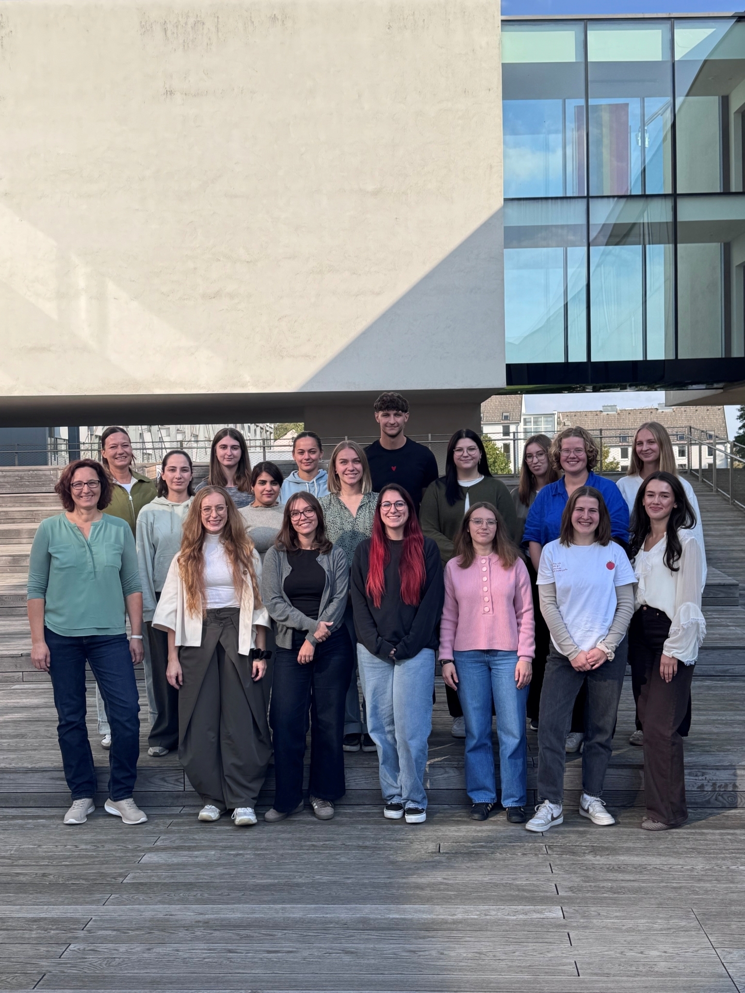 Gruppenbild des neuen KWM-Masterjahrgangs mit 16 neuen Studierenden