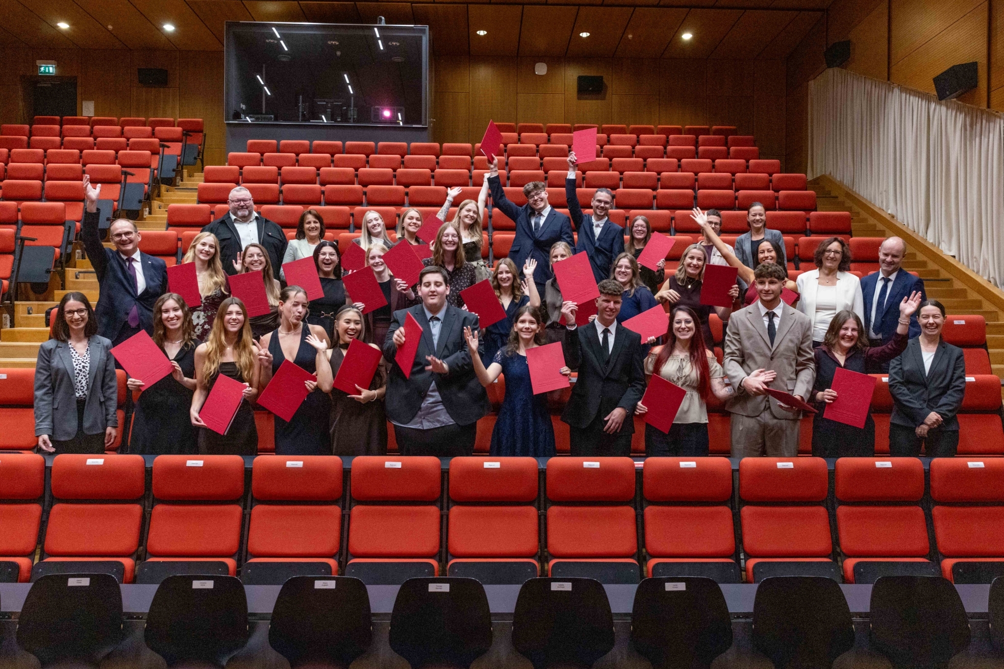 Gruppenbild Bachelorabsolvent*innen KWM JG23 im Audimax am Campus Hagenberg