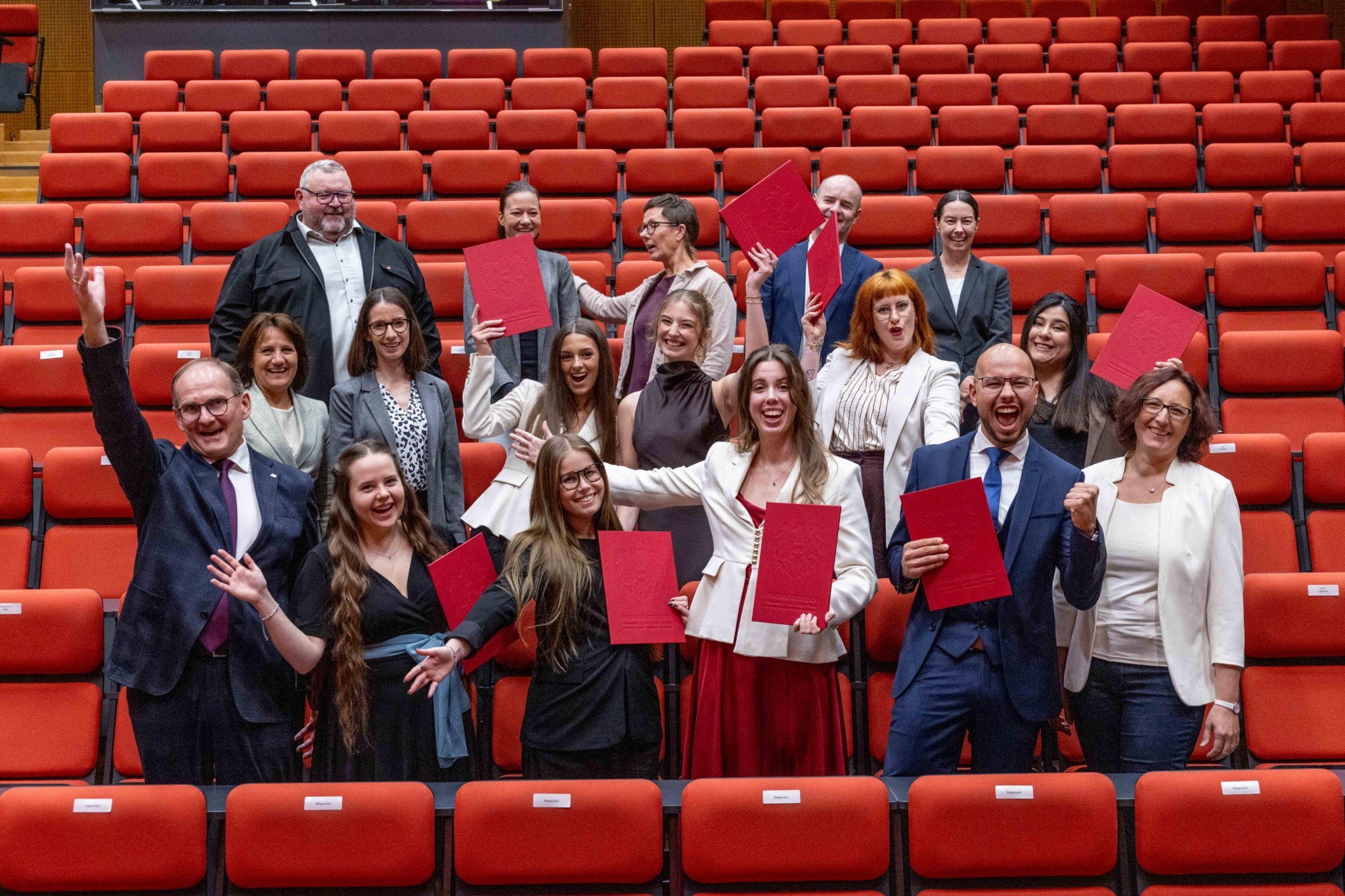 Gruppenbild Masterabsolvent*innen KWM JG23 im Audimax am Campus Hagenberg