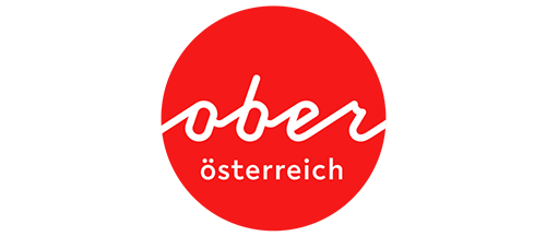 Oberösterreich-Logo: Ein roter Kreis mit dem weißen Schriftzug „OBER“ in Großbuchstaben oben und „österreich“ in kleinerer Schrift darunter.