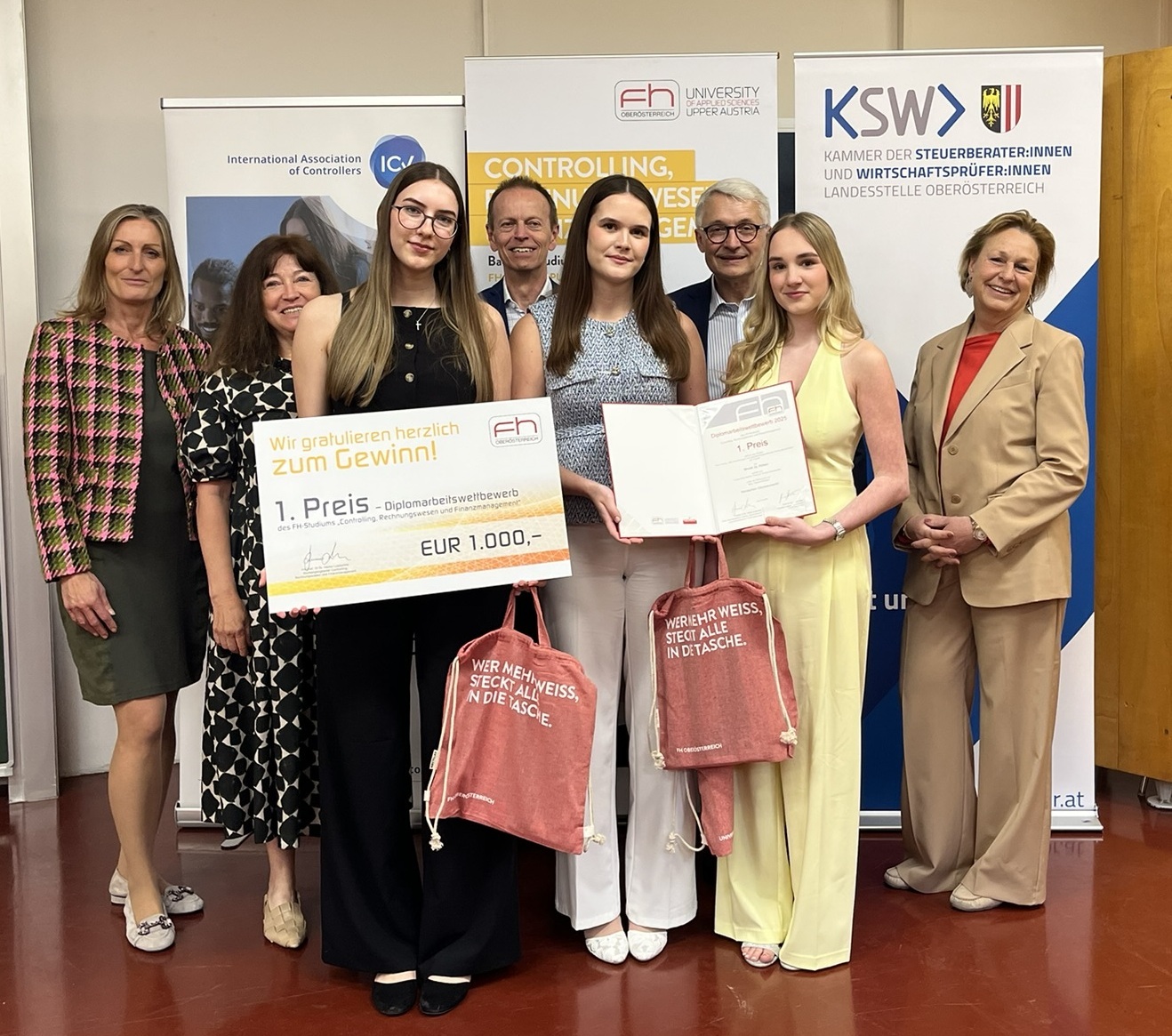 1. Preis (Bildquelle: FH OÖ):
Der Siegerinnen der BHAK St. Pölten mit Jury, Sponsoren und Veranstalter: hintere Reihe v.l.n.r. Elke Jaeger (KPMG), Christa Hangl (FH OÖ), Dietmar Buchner (Oberbank AG), Albert Mayr (FH OÖ), Verena Trenkwalder (KSW), vordere Reihe: das Siegerteam