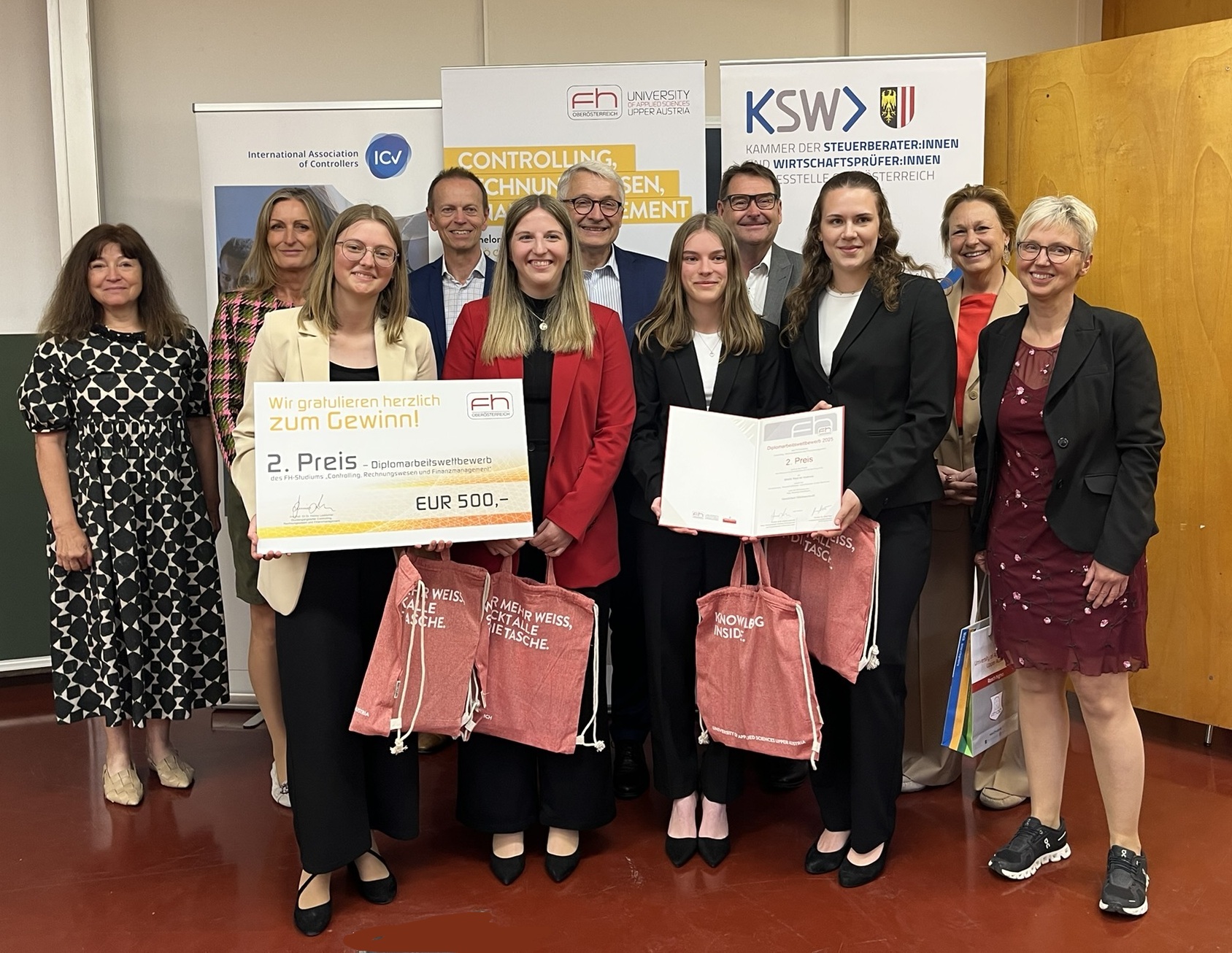 2. Preis (Bildquelle: FH OÖ): Der zweite Preis ging an die BHAK Ried im Innkreis: hintere Reihe v.l.n.r. Christa Hangl (FH OÖ), Elke Jaeger (KPMG), Dietmar Buchner (Oberbank AG), Albert Mayr (FH OÖ), Mag. Hubert Wiesinger (Direktor BHAK Ried im Innkreis), Verena Trenkwalder (KSW), vordere Reihe: das zweitplatzierte Team mit ihrer Betreuerin Mag. Alexandra Gsottbauer