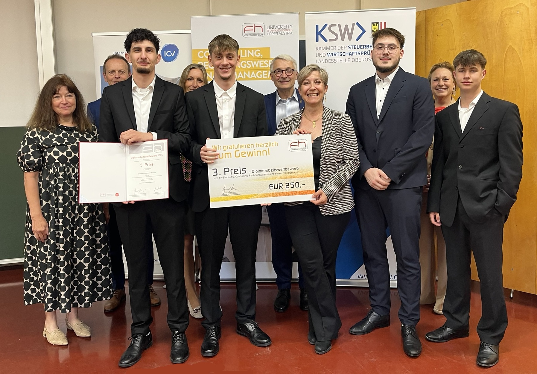 Zwei Mal 3. Preis: Ein weiterer dritter Preis ging an die BHAK St. Johann im Pongau: hintere Reihe v.l.n.r. Christa Hangl (FH OÖ), Dietmar Buchner (Oberbank AG), Elke Jaeger (KPMG), Albert Mayr (FH OÖ), Verena Trenkwalder (KSW), vordere Reihe: das ebenso drittplatzierte Team mit ihrer Betreuerin MMag. Monika Najand-Ellmer