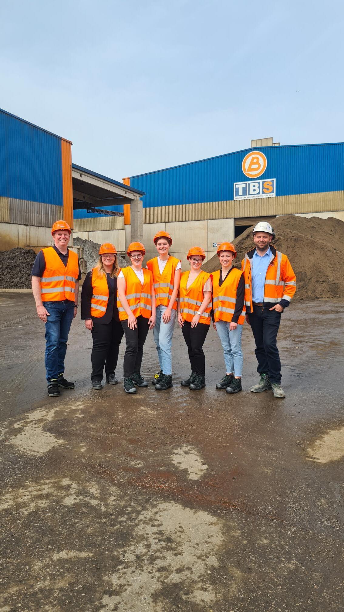 Gruppenfoto am Werksgelände bei TBS Enns