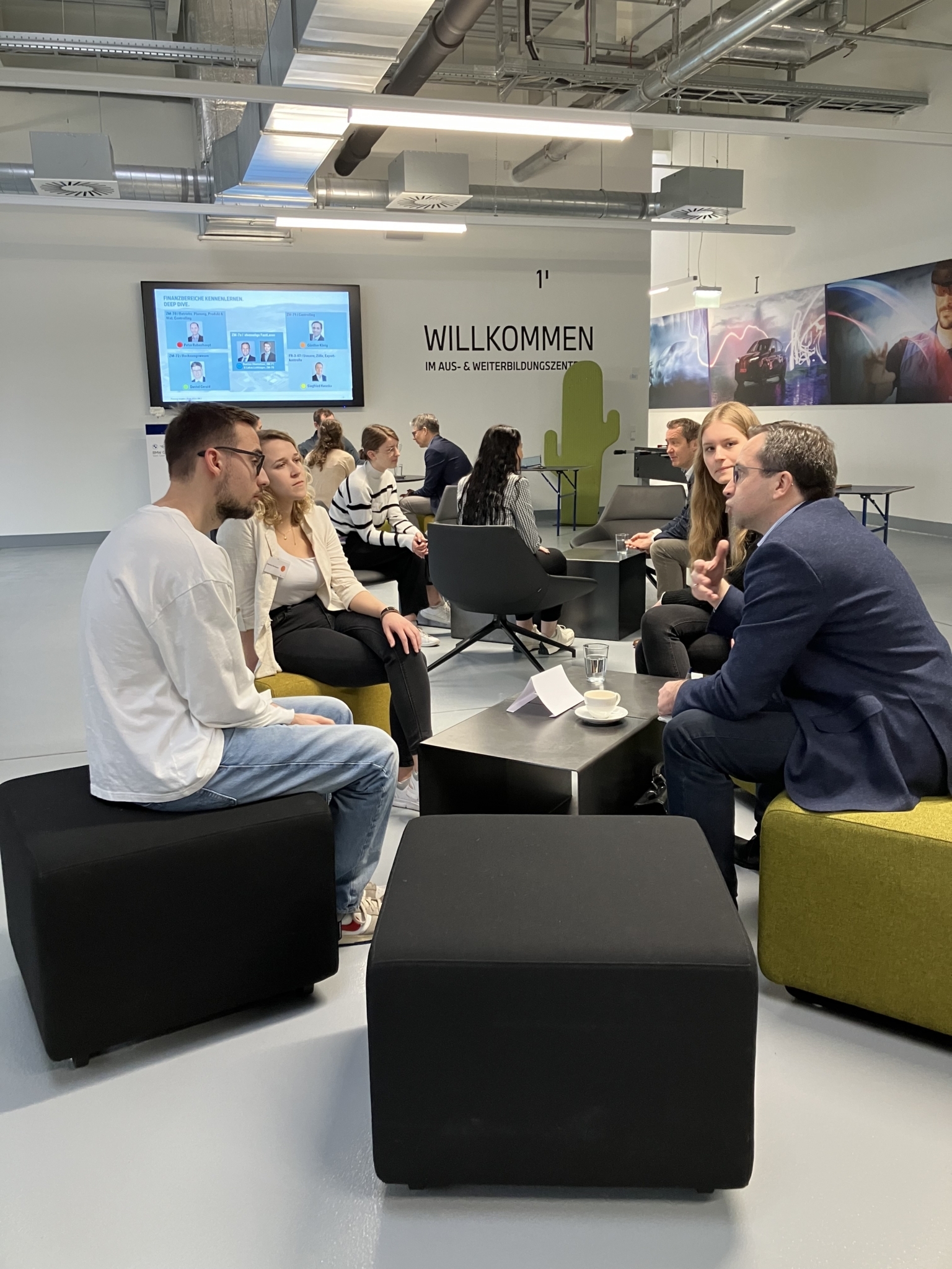 Studenten im Aus- und Weiterbildungszentrum bei BMW