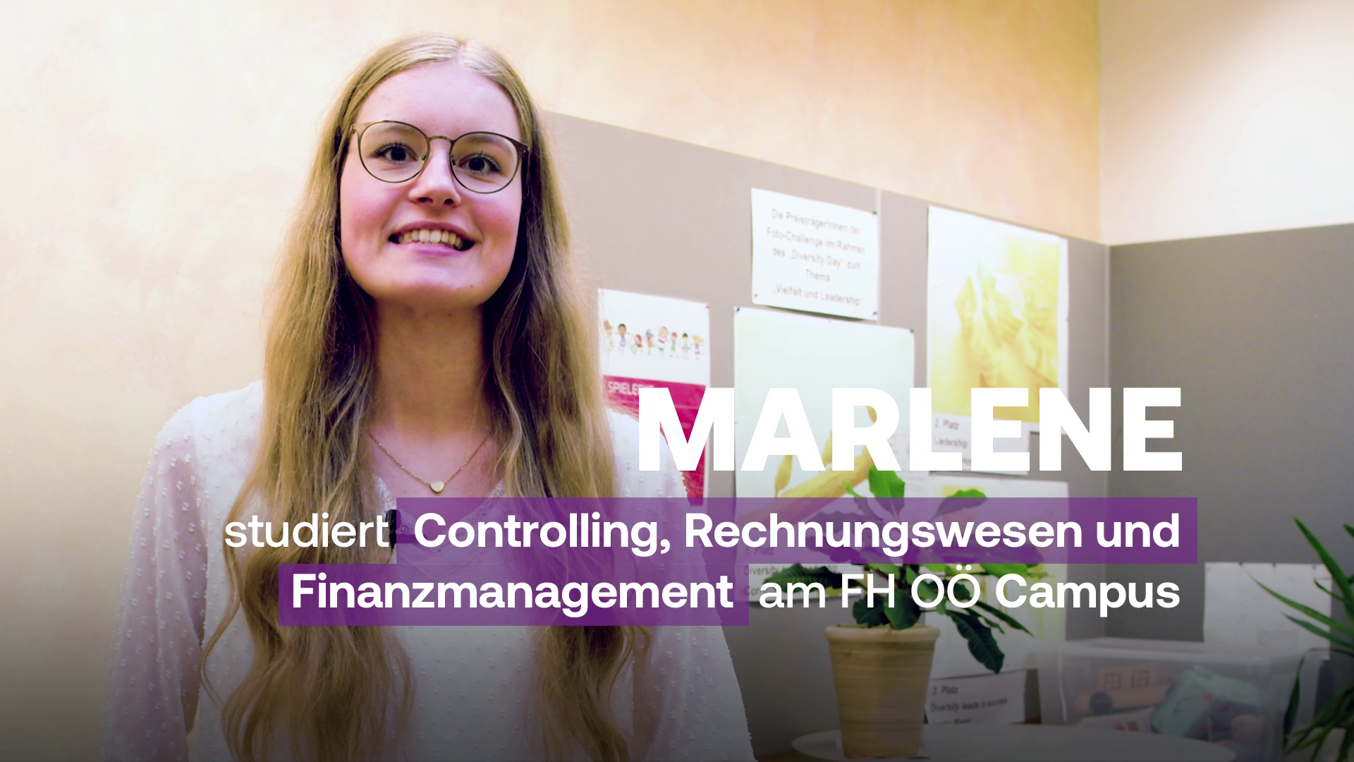 Studentin Marlene, die Controlling, Rechnungswesen und Finanzmanagement am FHOÖ Campus studiert.