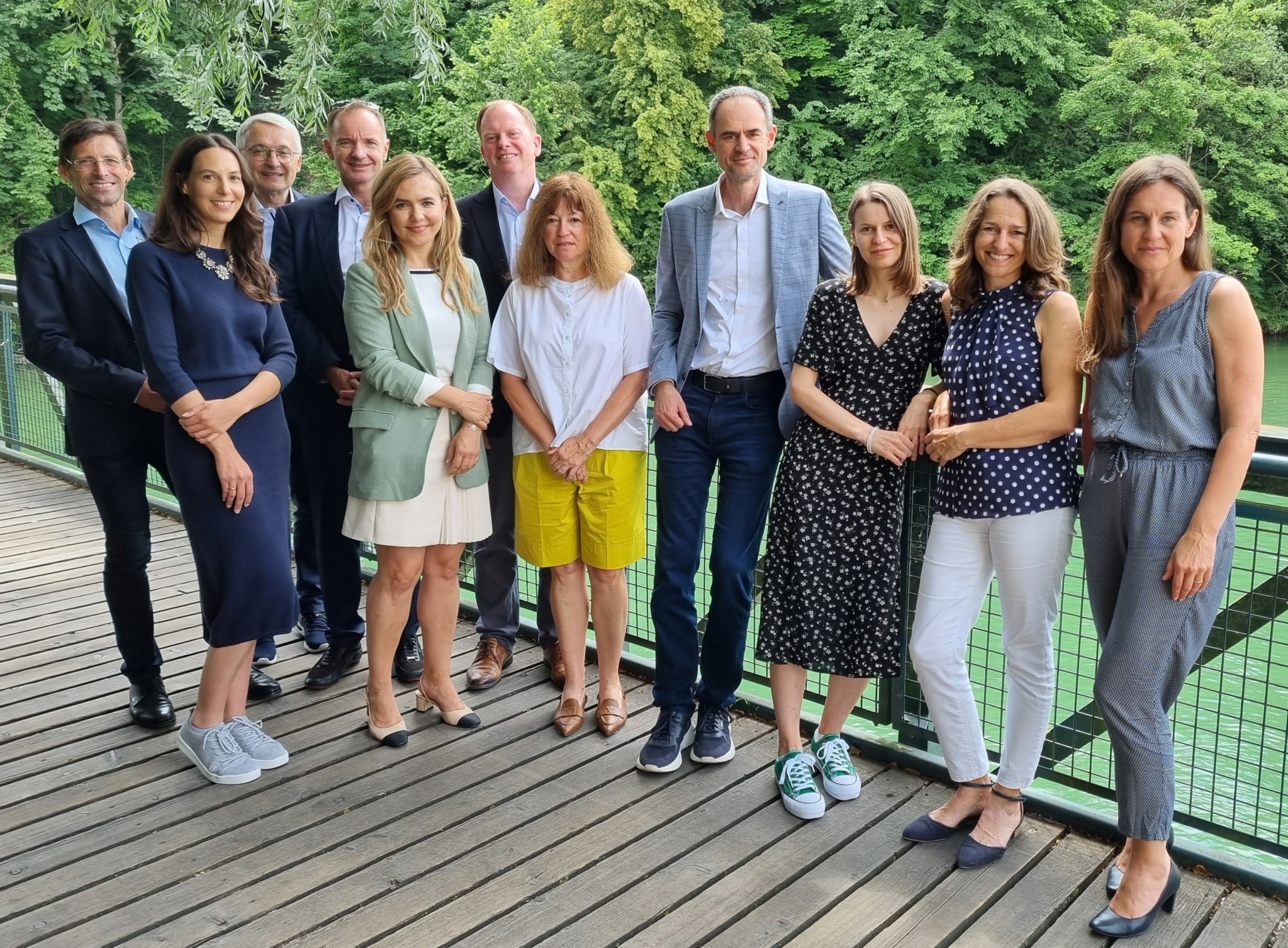 Gruppenfoto des Teams für Controlling, Rechnungswesen und Finanzmanagement an der FH Campus Steyr – mehrere Personen stehen gemeinsam auf einer Brücke und lächeln in die Kamera