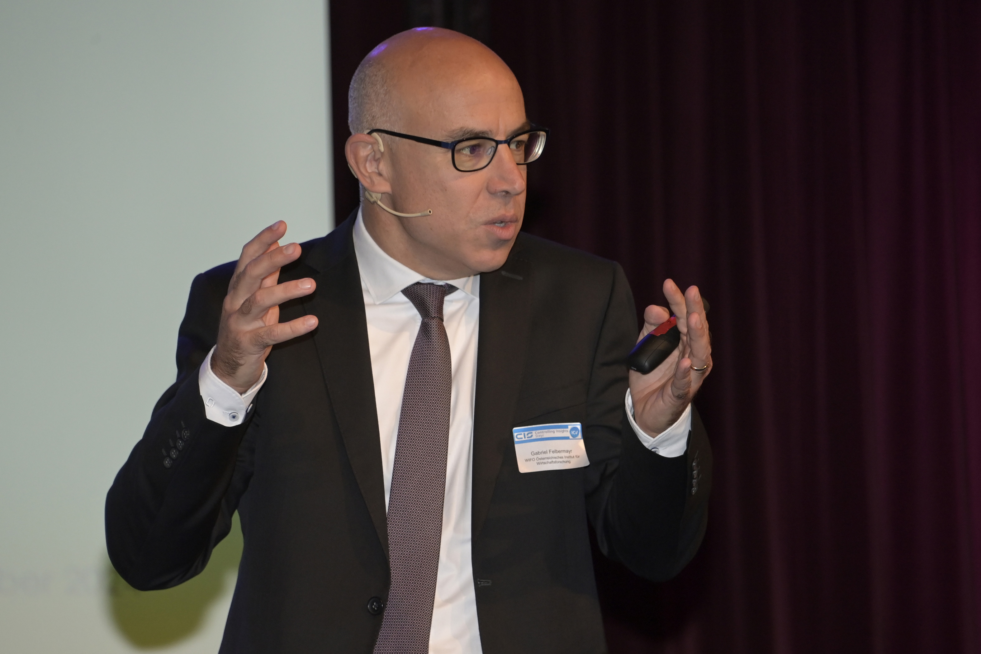 Keynote-Speaker Univ.-Prof. Dr. Gabriel Felbermayr im Anzug bei seinem Vortrag über "Wege aus der wirtschaftlichen Stagnation"