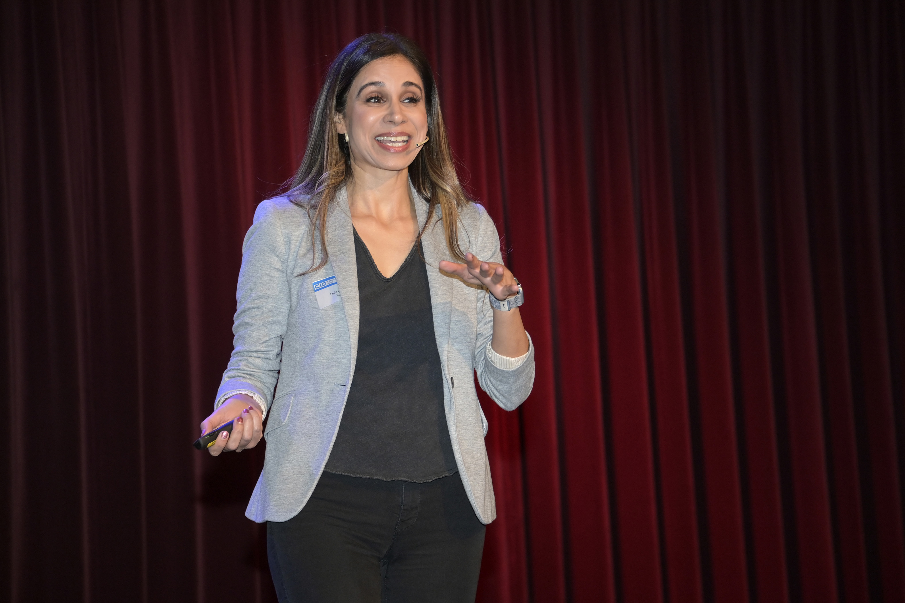 Leila Gharani auf der Bühne während ihrem Vortrag wie KI in Excel und ChatGPT Controller:innen im Alltag entlasten können.