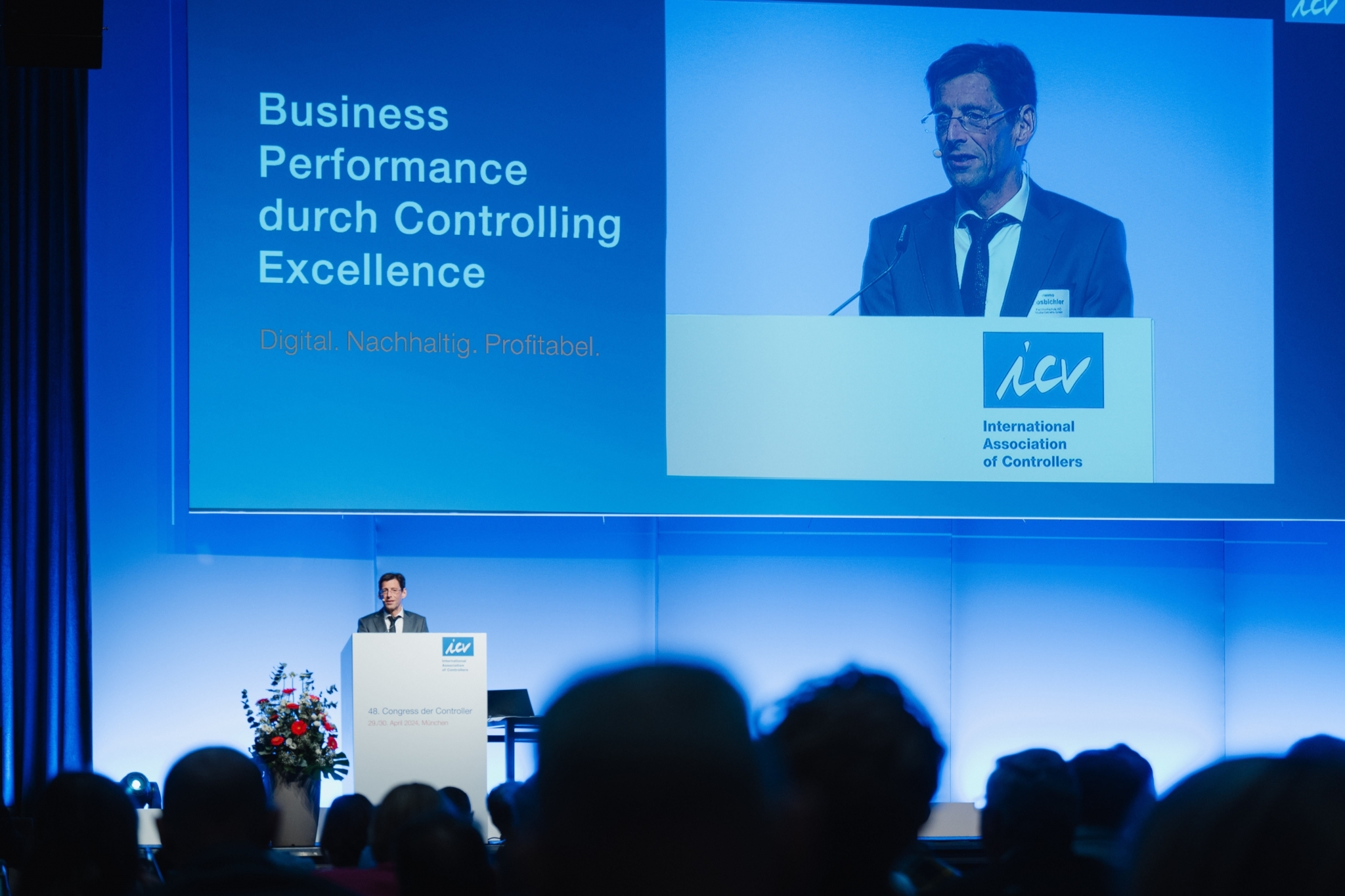 Dr. Heimo Losbichler steht auf der Bühne bei der Eröffnung des Controller Congresses in München.