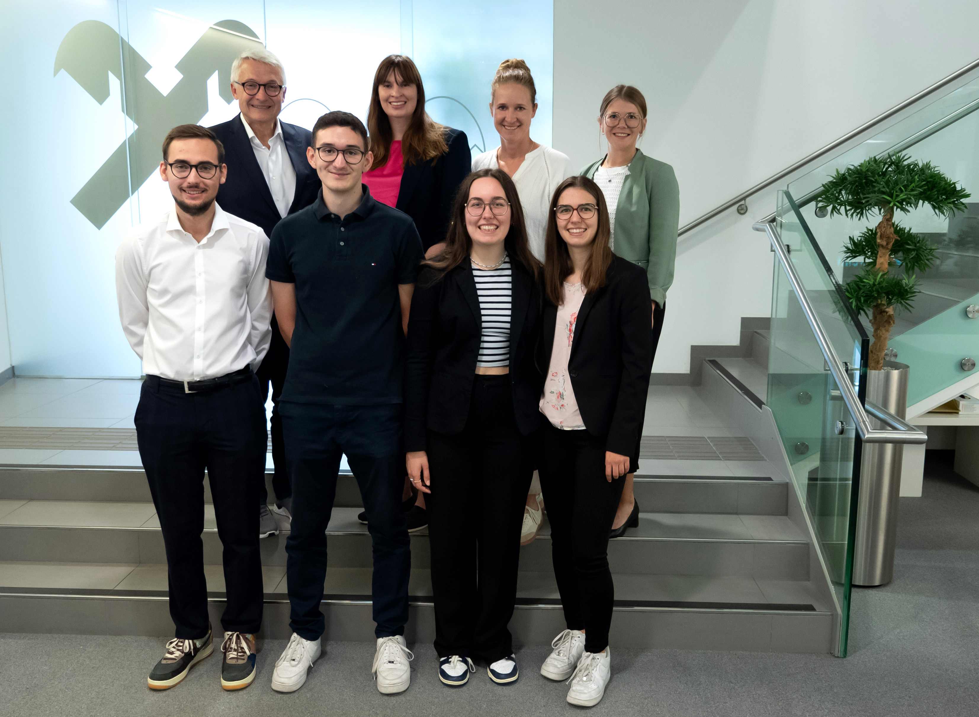 Gruppe von CRF-Bachelor Studierenden bei der Raiffeisen Landesbank Oberösterreich 