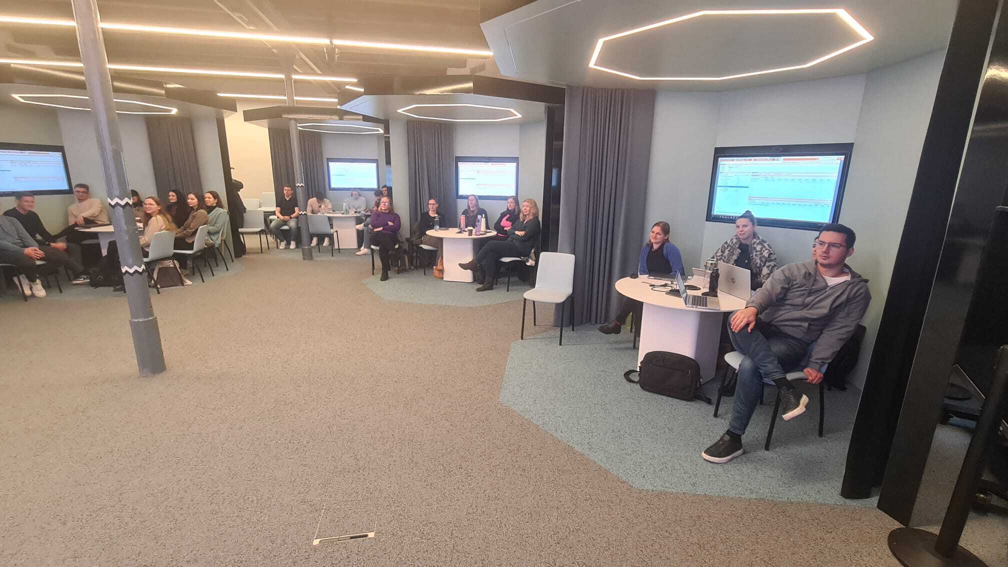 Teilnehmerinnen und Teilnehmer sitzen in kleinen, offenen Arbeitskojen im DigiSpace während der Veranstaltung „Planung und Budgetierung mit CPM-Software“.