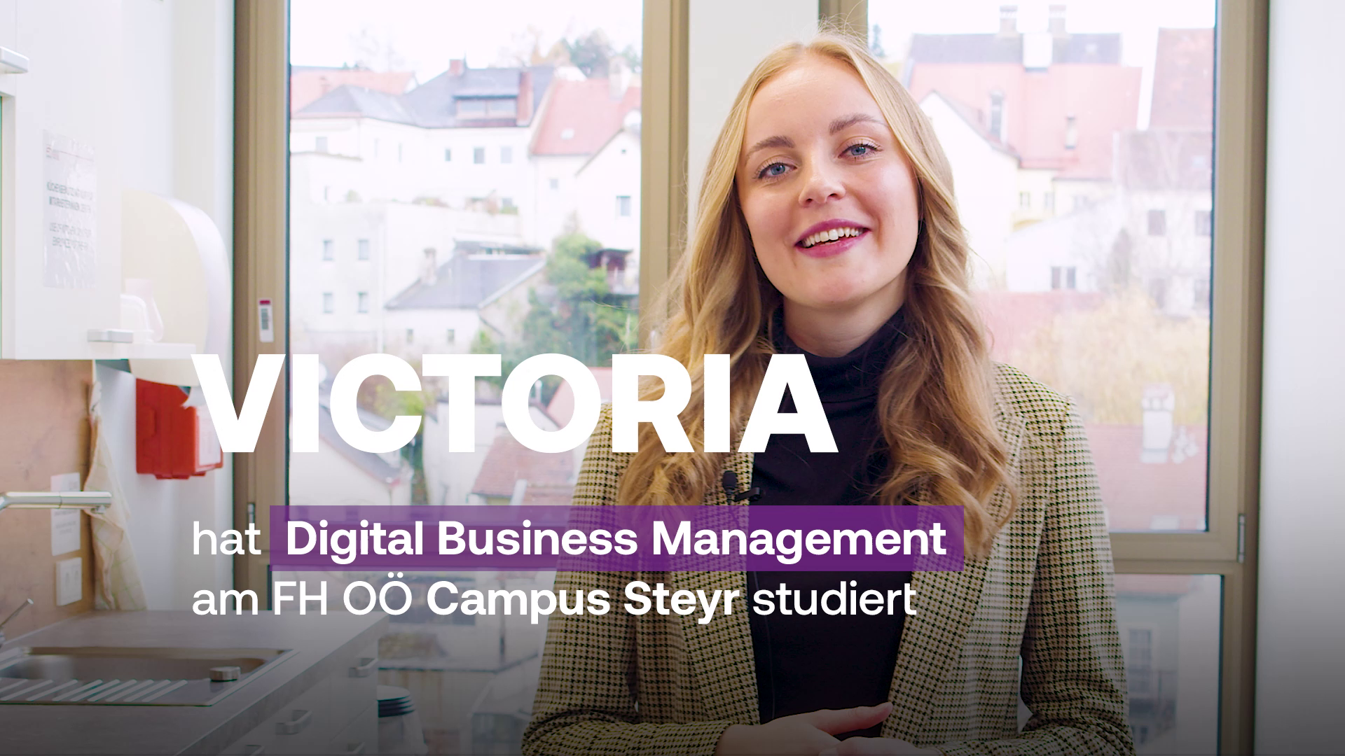 Ein lächelndes Mädchen mit langen, blonden Haaren steht vor einem Fenster. Über ihrem Bild steht groß der Name "VICTORIA" und darunter der Text: "hat Digital Business Management am FH OÖ Campus Steyr studiert".