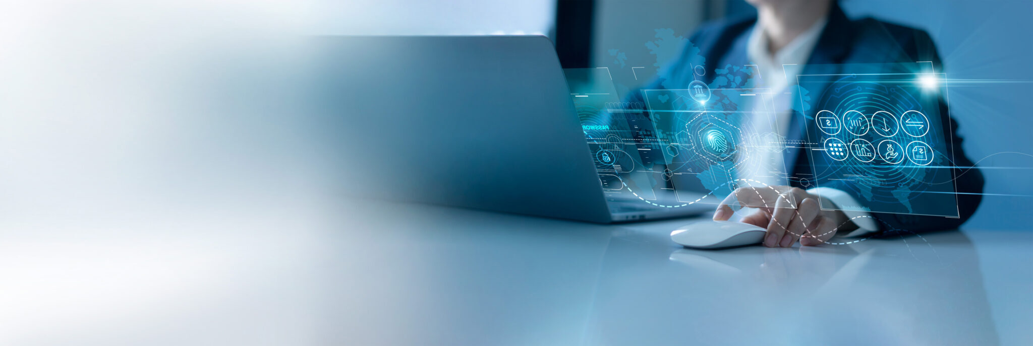Eine Person in einem Anzug arbeitet an einem Laptop. Auf dem Tisch und im Hintergrund sind leuchtende digitale Symbole und Grafiken zu sehen.