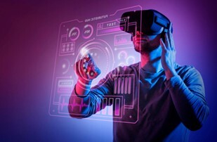 Ein Mann mit einer Virtual-Reality-Brille interagiert mit einer schwebenden, transparenten digitalen Benutzeroberfläche, die Diagramme und Daten anzeigt.