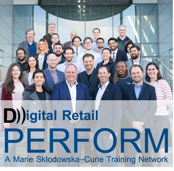 Ein großes Gruppenfoto von 30 Männern und Frauen, die auf einer Treppe vor einem modernen Gebäude stehen. Die meisten lächeln in die Kamera. Über dem Bild ist der Text "D))igital Retail PERFORM" und darunter "A Marie Sklodowska-Curie Training Network" zu sehen.