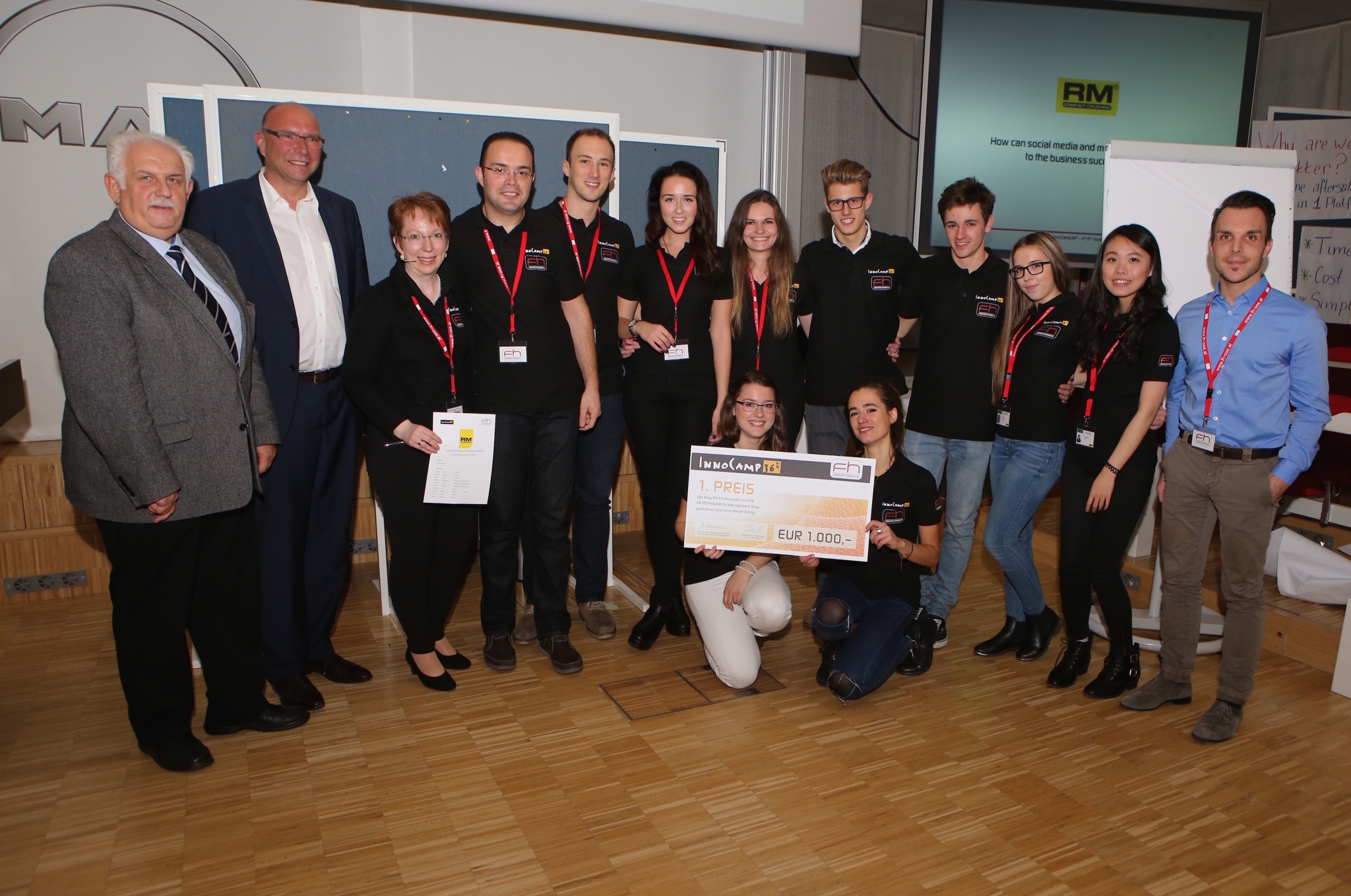 Group photo of the winning team at Innocamp36, all participants stand together and look into the camera