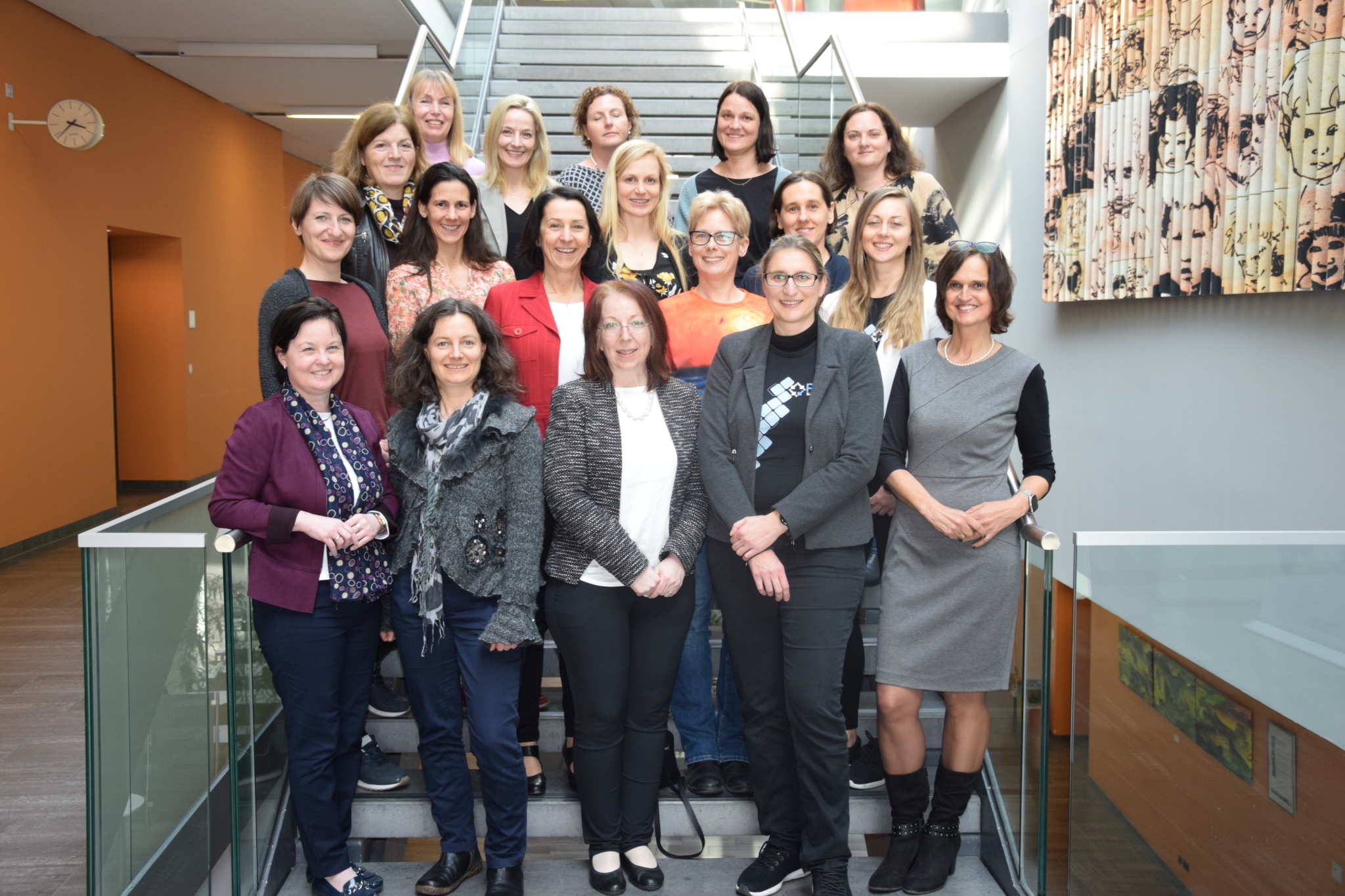 Ein Gruppenfoto vom Frauentag der Akademia am Campus Linz vom Jahr 2023 auf einer Treppe