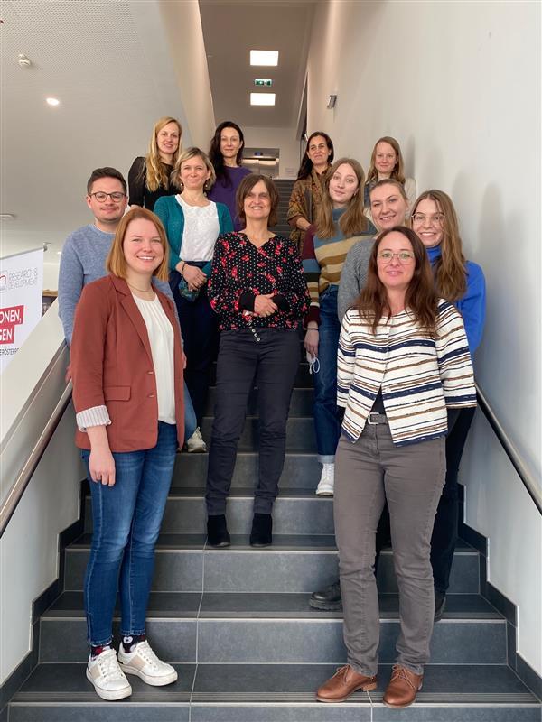 Ein Gruppenbild eines Teiles des Teams des Frauennetzwerks der FH Oberösterreich auf einer Treppe