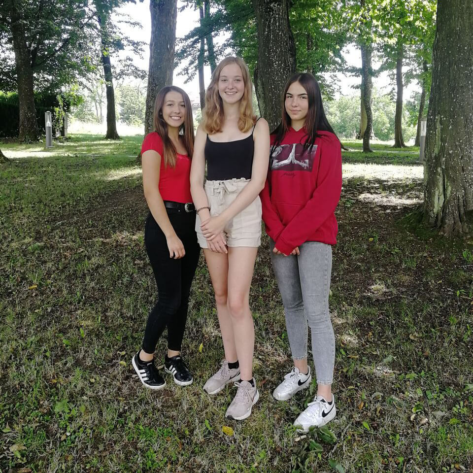 Die drei Teilnehmerinnen des Projekts Girls for IT Denise, Anna und Pia sind im Schatten zwischen mehreren Bäumen abgebildet