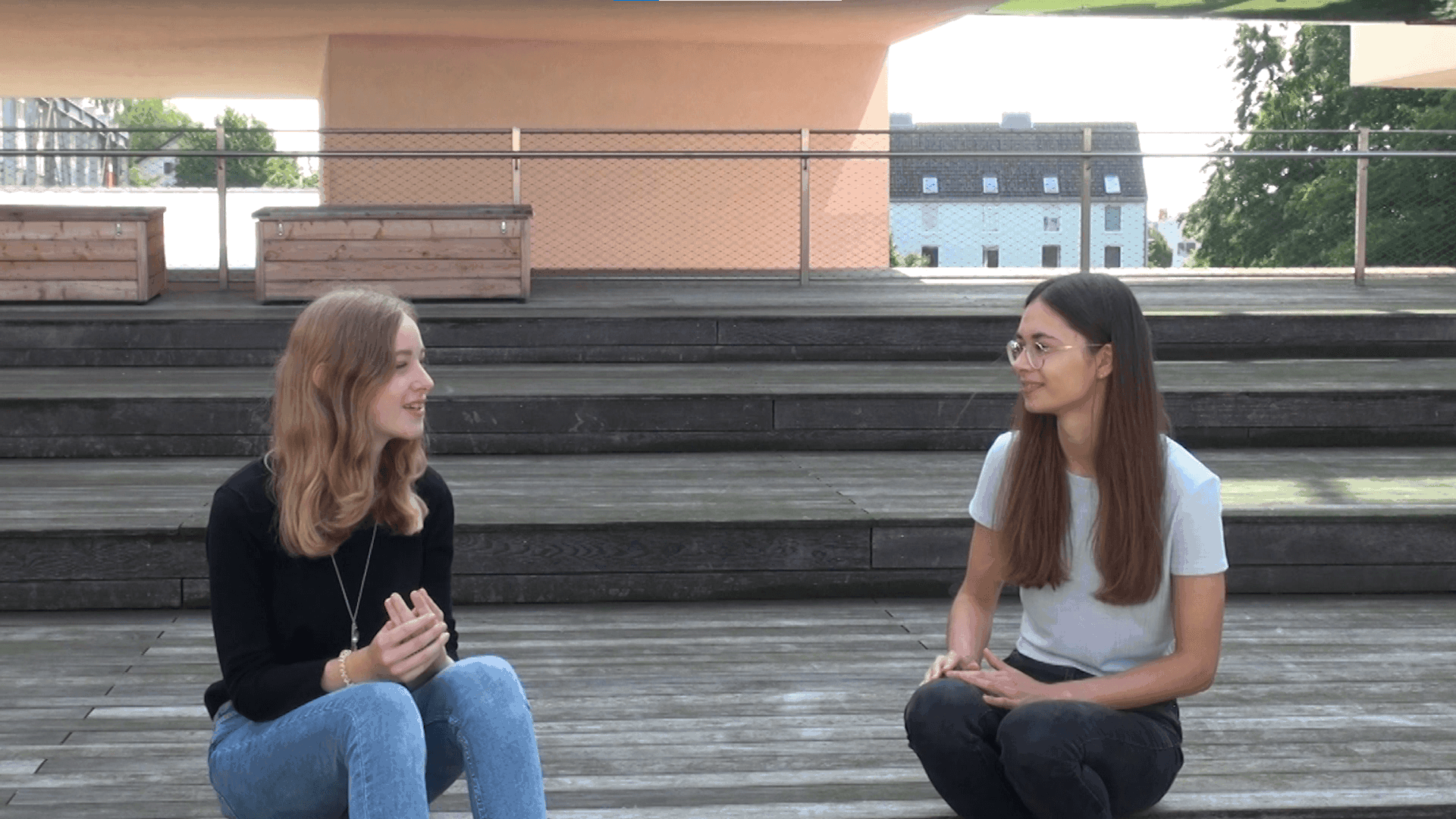 Aufnahme aus dem Projekt Girls go for IT auf der eine Studentin vom Fach Automotive Computing von einer Schülerin interviewed wird