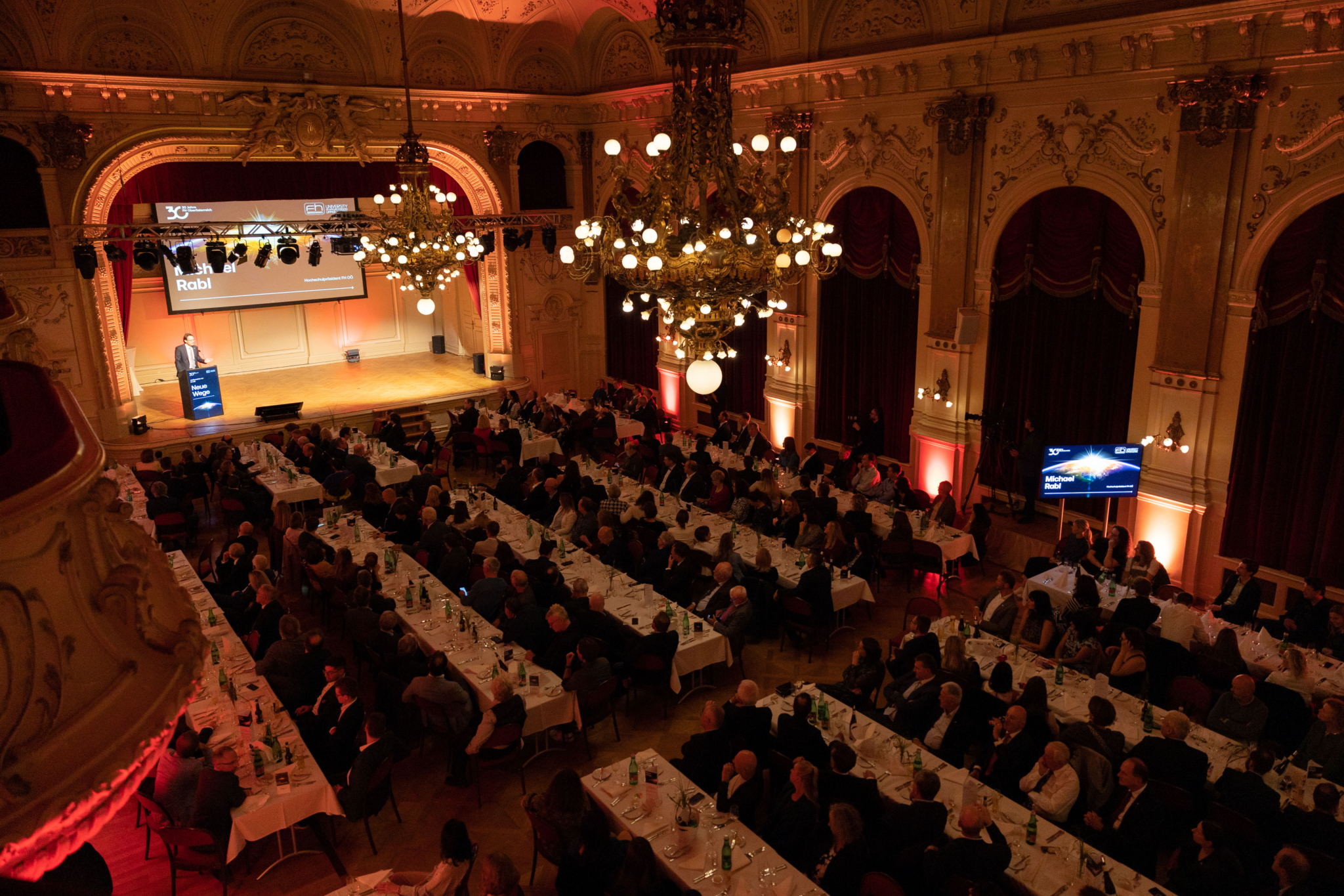 Das Bild zeigt den Festsaal der 30 Jahre Feier und die Gäste von oben.