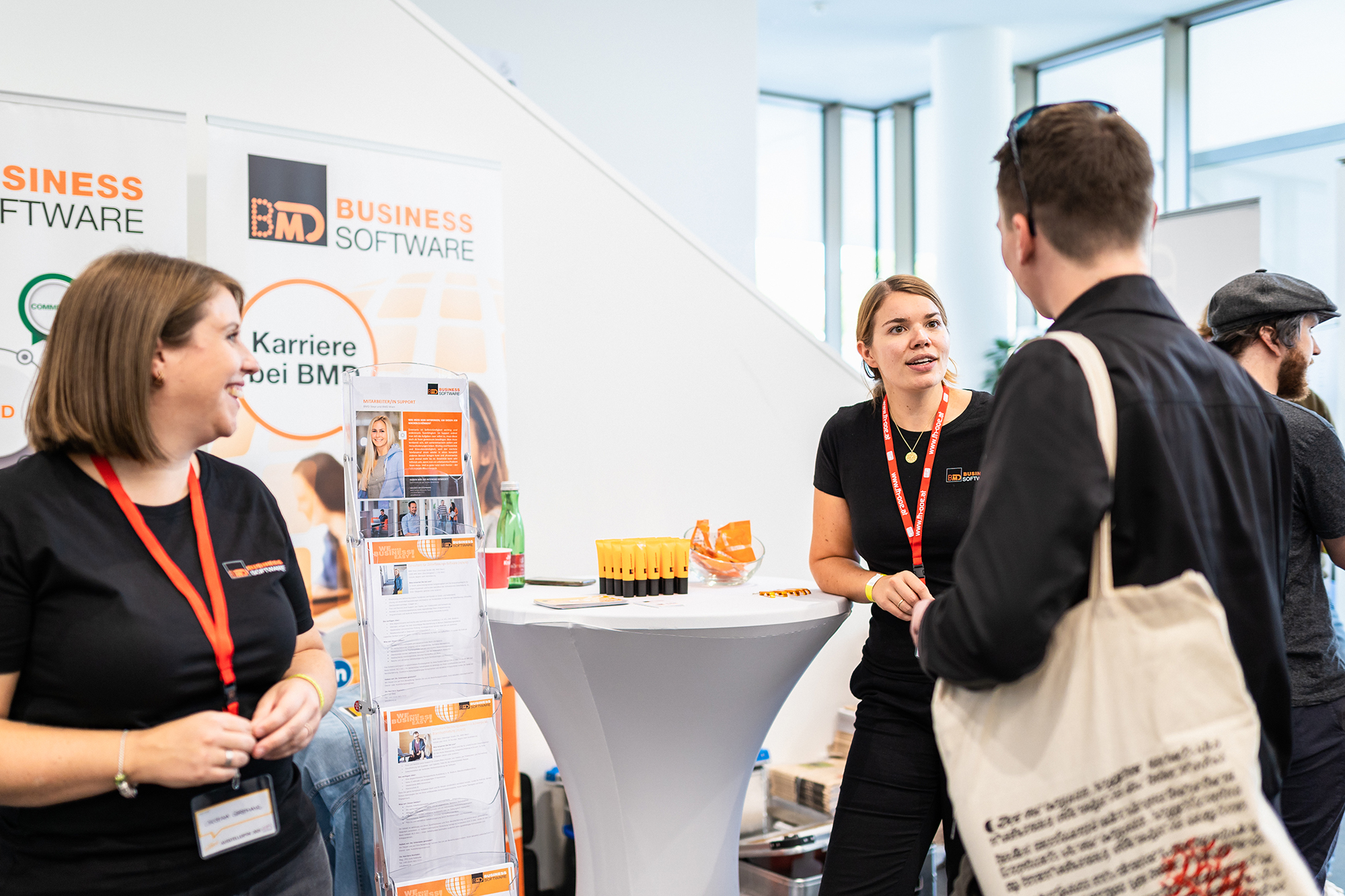 Ein Student bei einem Stand des Karriere-Festival