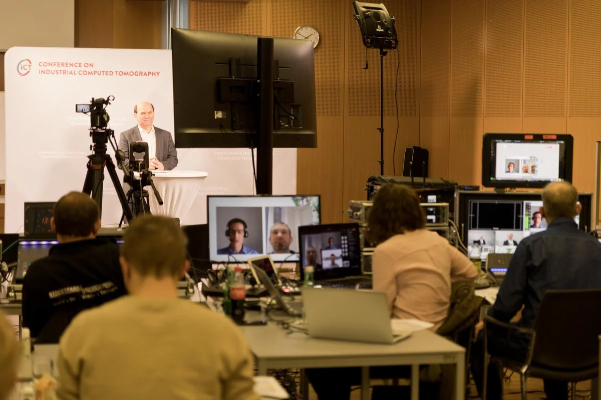 Eine Konferenz wird gefilmt