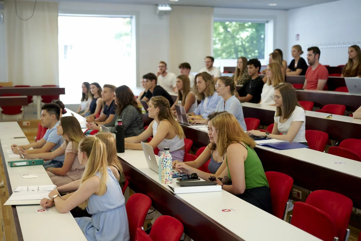 Viele Studenten sitzen in einem Hörsaal