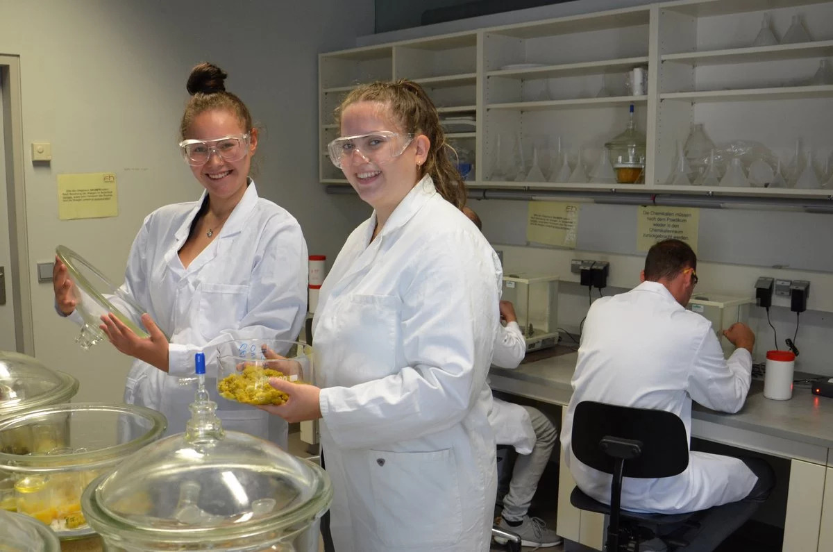 Zwei junge Frauen arbeiten im Labor.