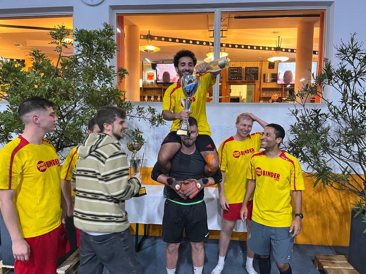 Ein Gruppenfoto der Siegermannschaft mit ihrem Pokal