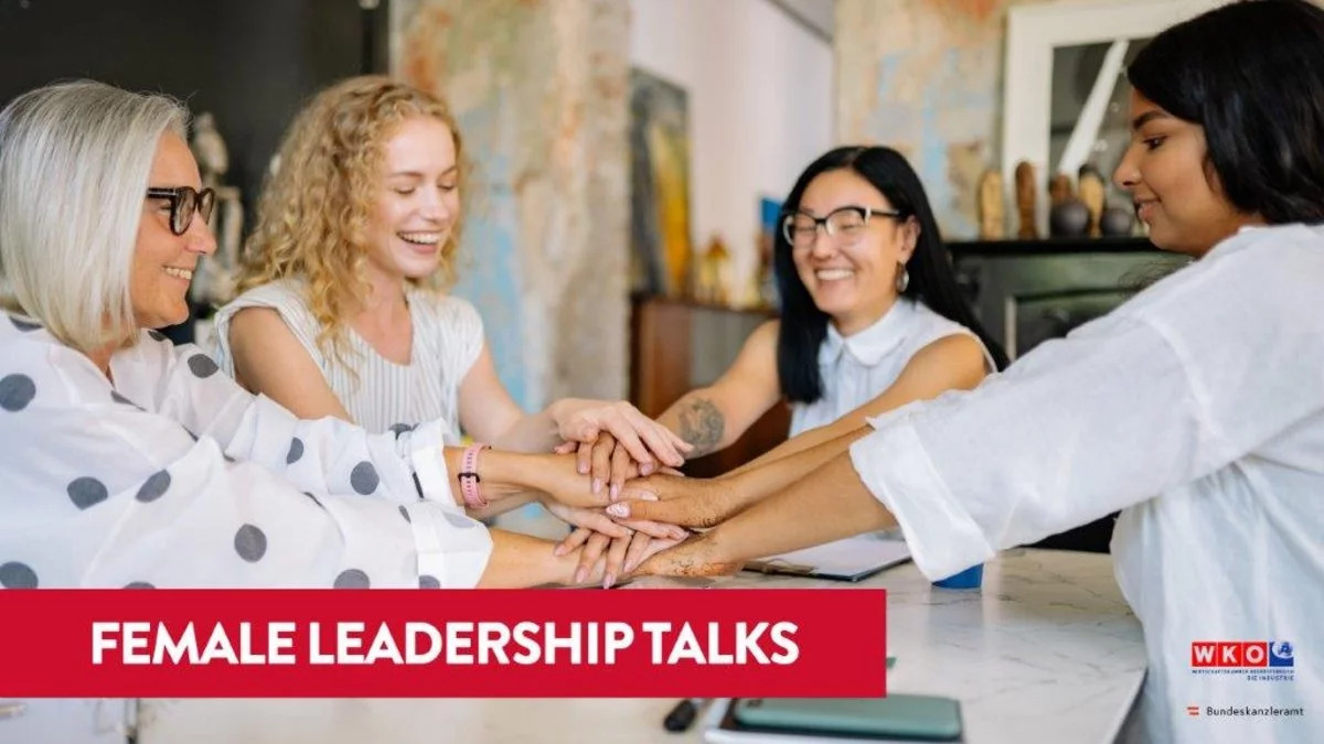 Vier Frauen im unterschiedlichen Alter geben sich in der Mitte die Hände. Im linken unteren Segment des Bildes ist ein Banner auf dem "Female Leadership Talks" geschrieben ist.