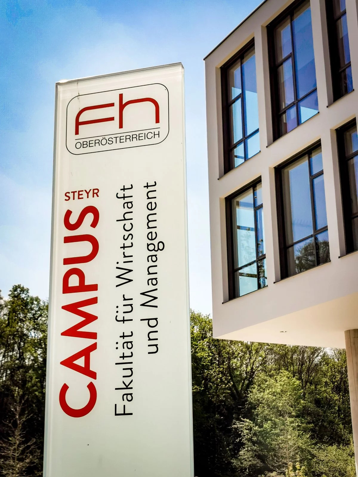 ein Banner der FH Oberösterreich Campus Steyr. Die Fakultät für Wirtschaft und Management