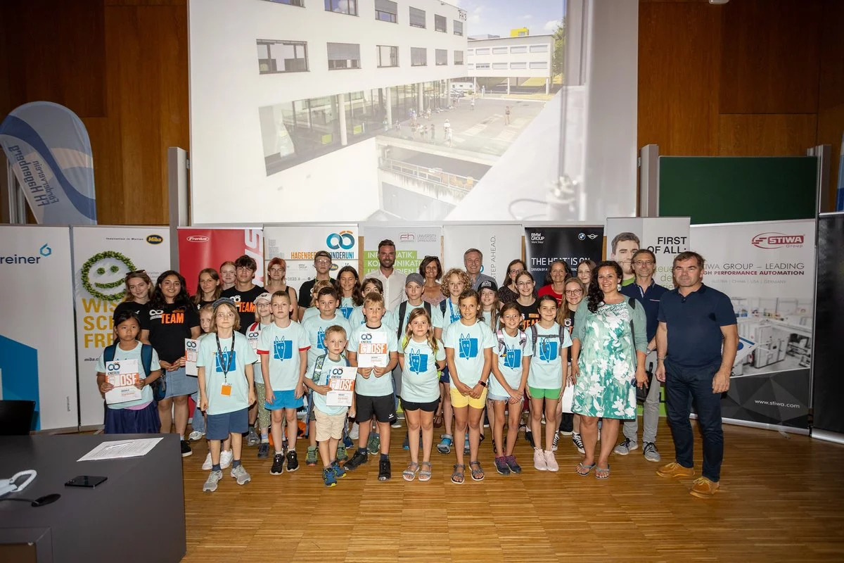 ein Gruppenfoto mit Lehrer und Kinder, welche an der KinderUni an der FH Oberösterreich in Hagenberg teilgenommen haben