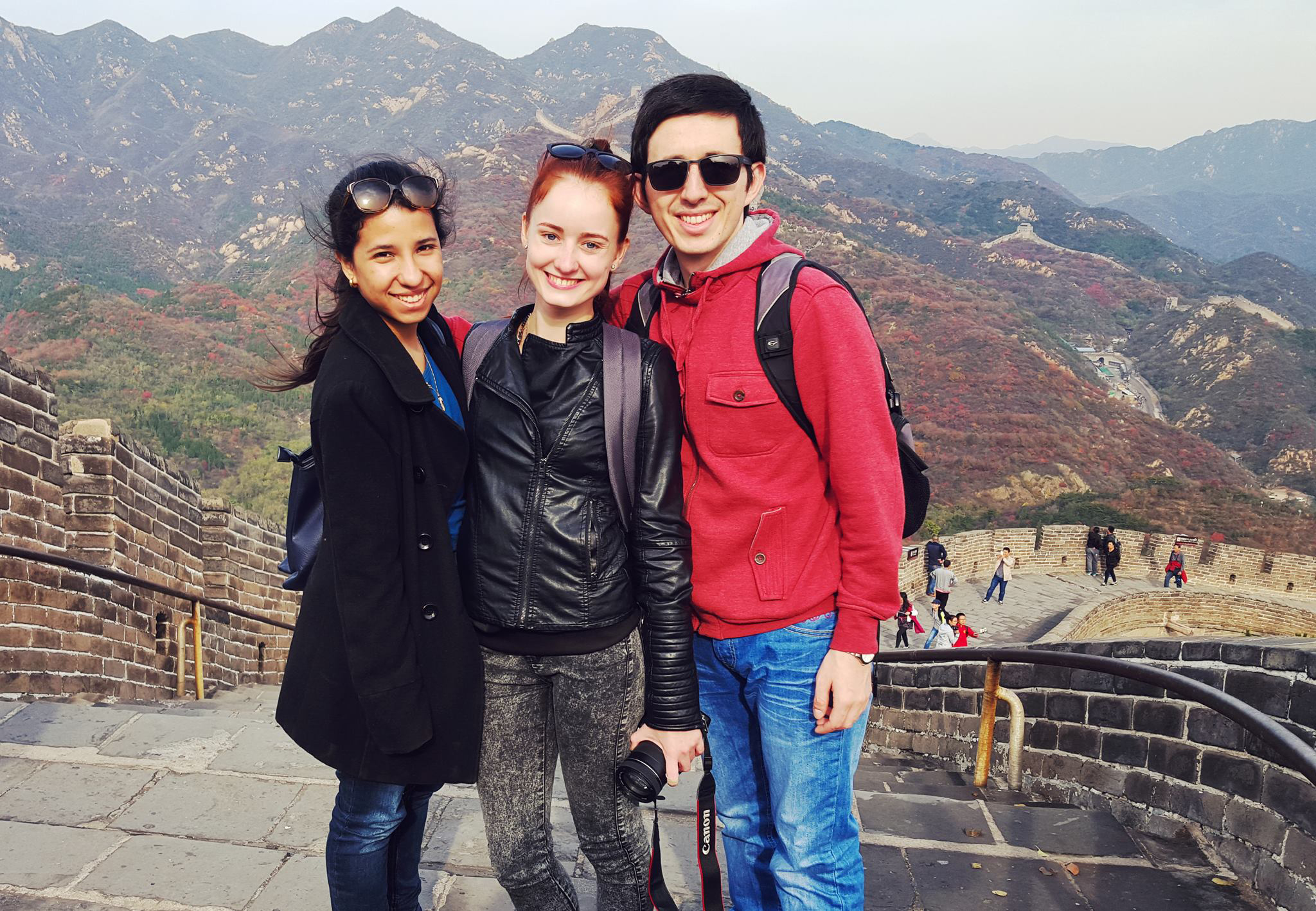 drei Studenten auf der chinesischen Mauer.